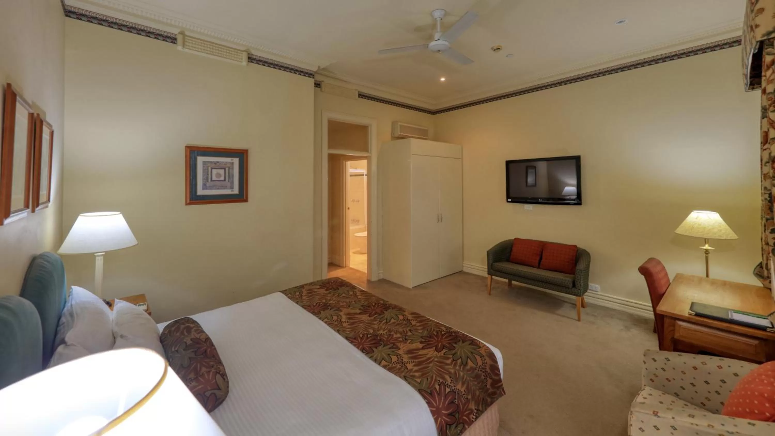 TV and multimedia, Bed in Royal Exchange Hotel