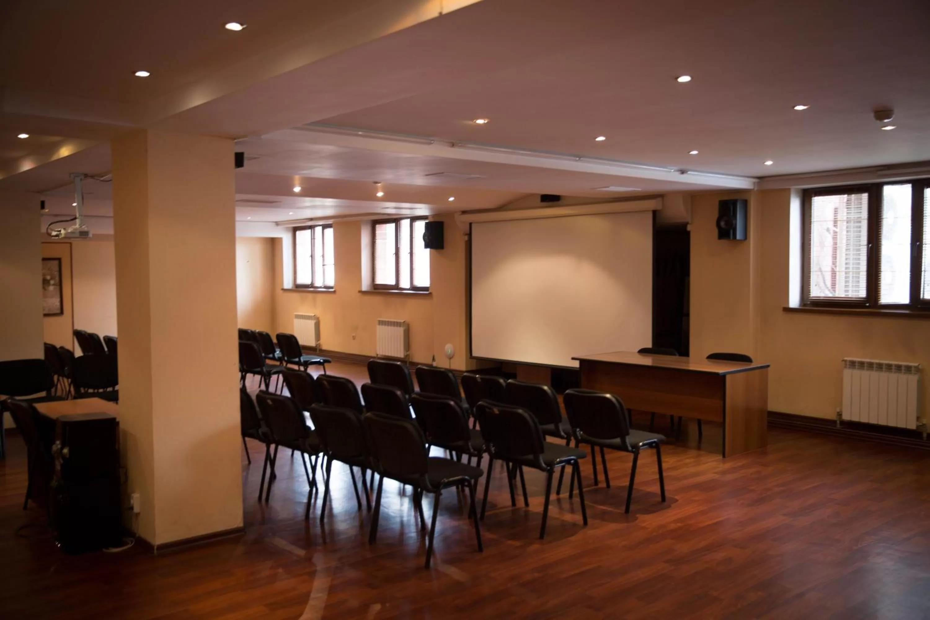 Business facilities in Alpen Ville