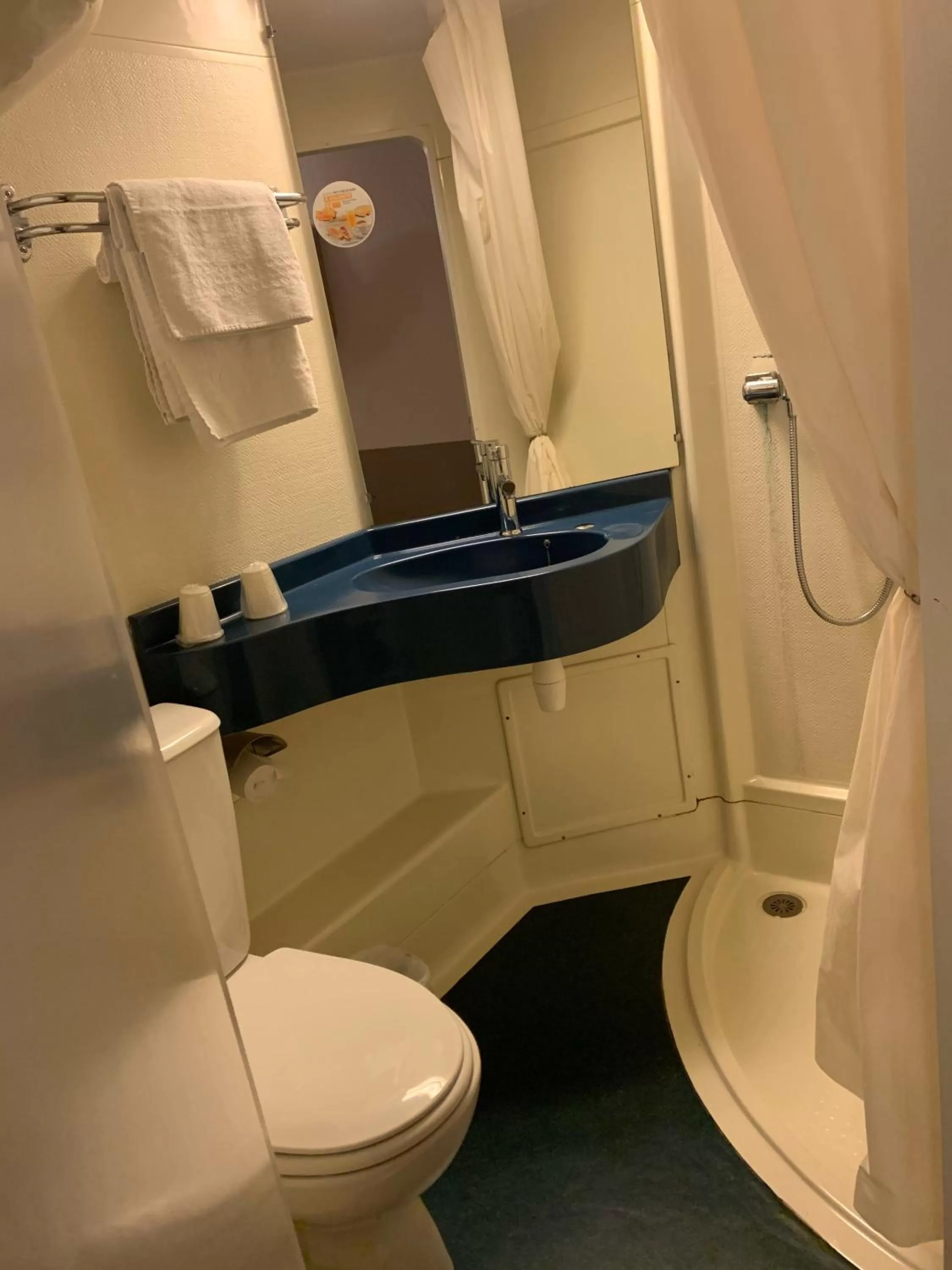 Bathroom in Première Classe Reims Ouest - Tinqueux