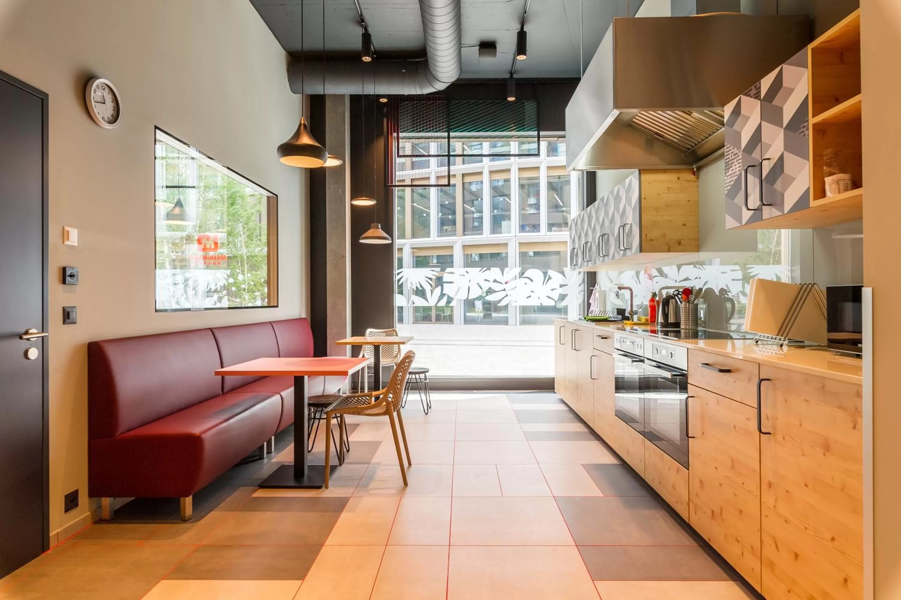 Communal kitchen, Kitchen/Kitchenette in MEININGER Hotel Zürich Greencity