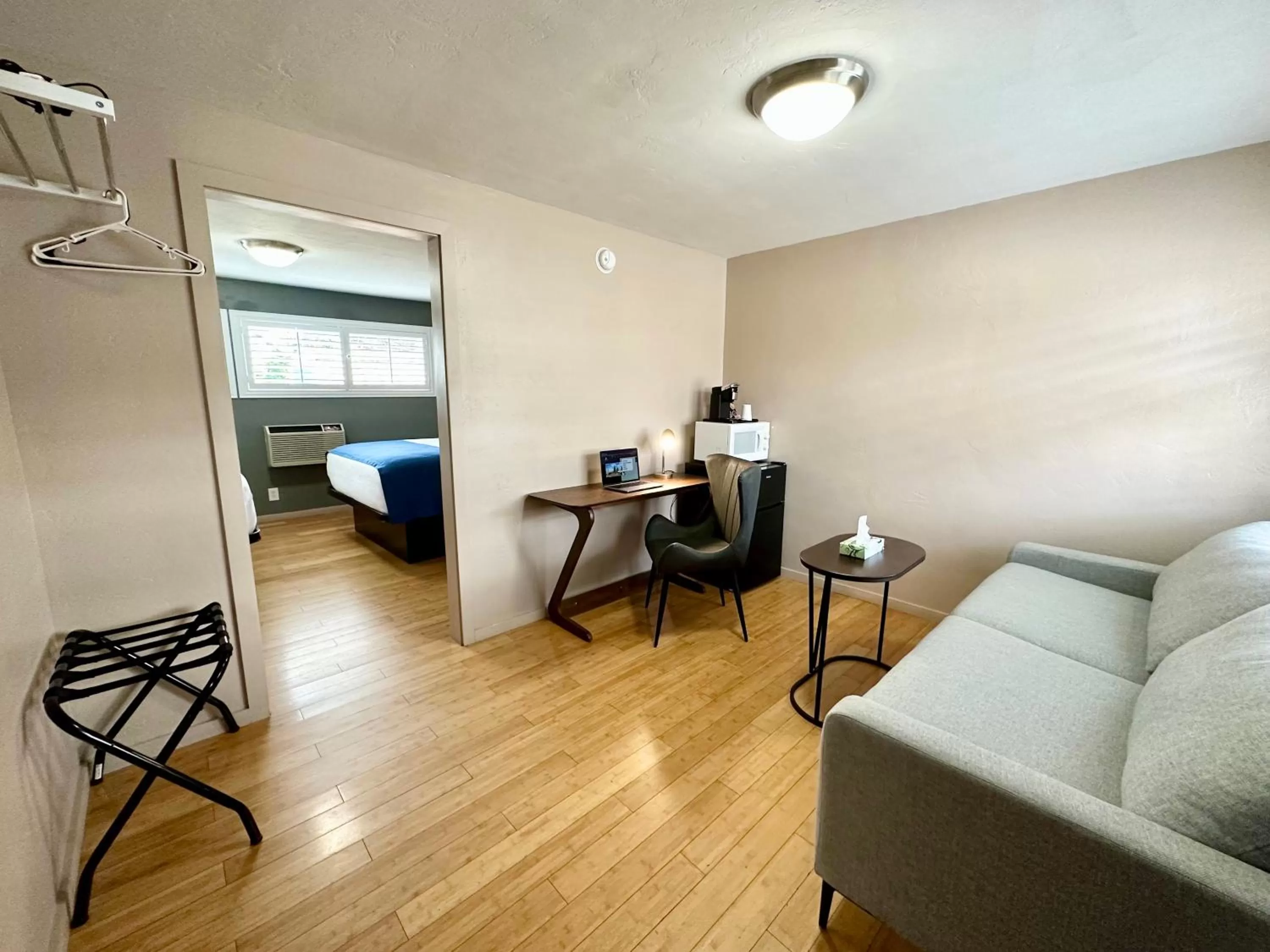 Seating area, Bed in Ashland Motel - Oregon