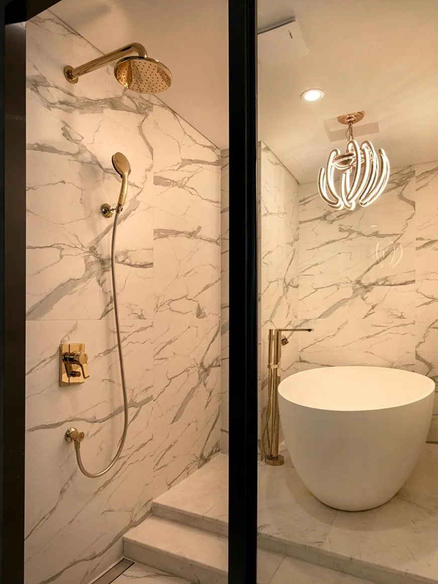 Shower in Hotel Alice and Trunk