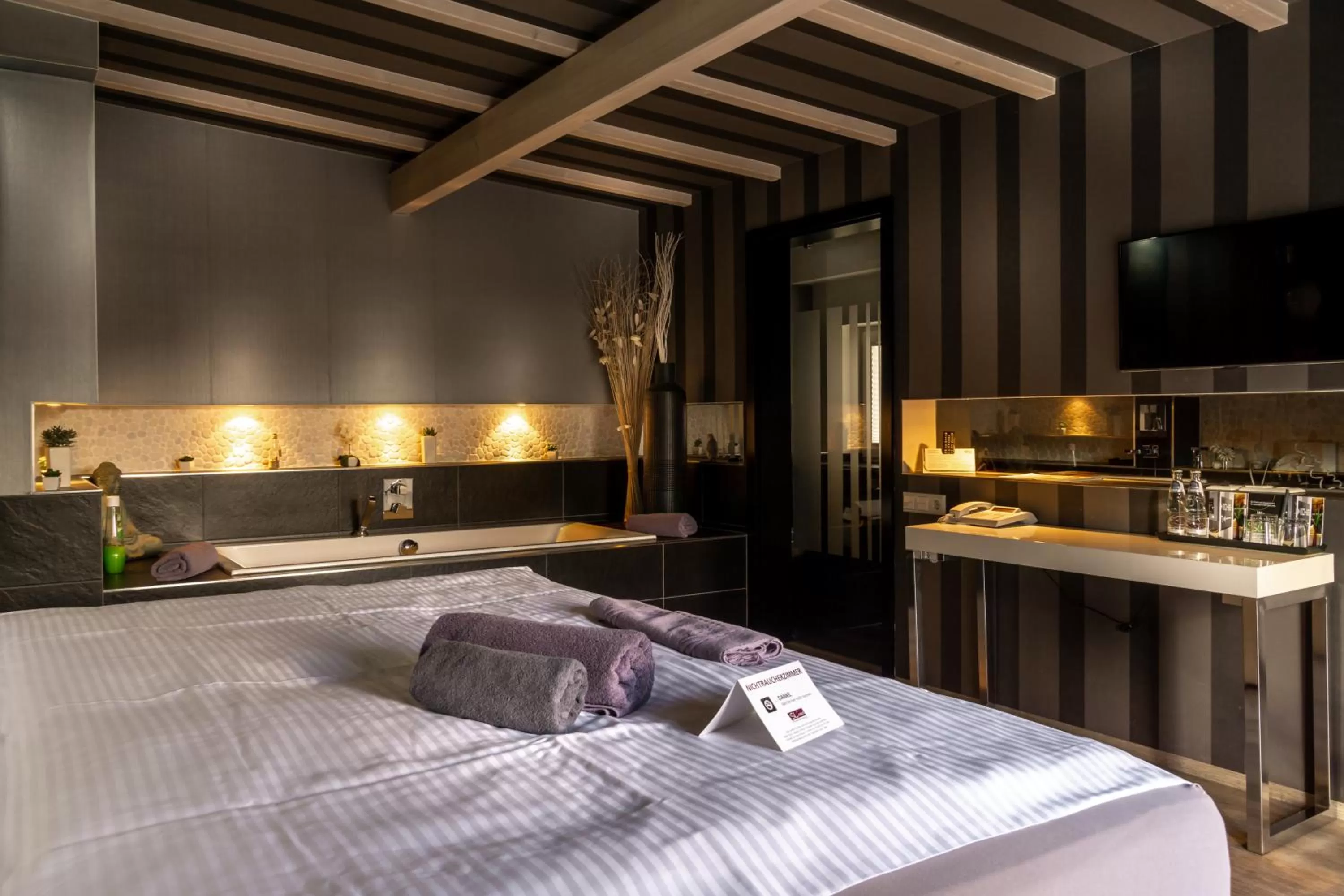 Photo of the whole room, Bed in SL'otel - Das StadtHotel - voll Klimatisiert