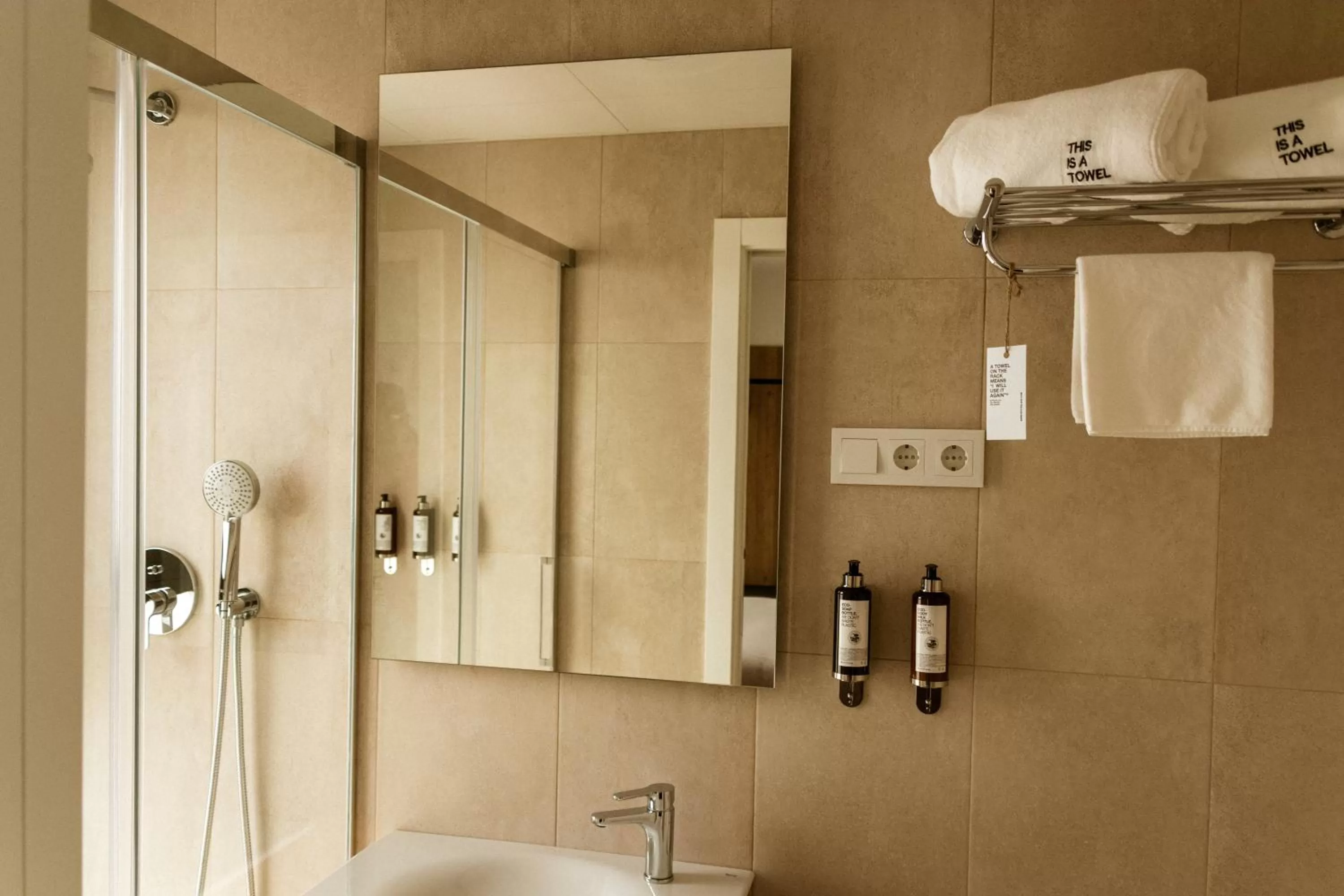 Shower in Petit Palace Vargas