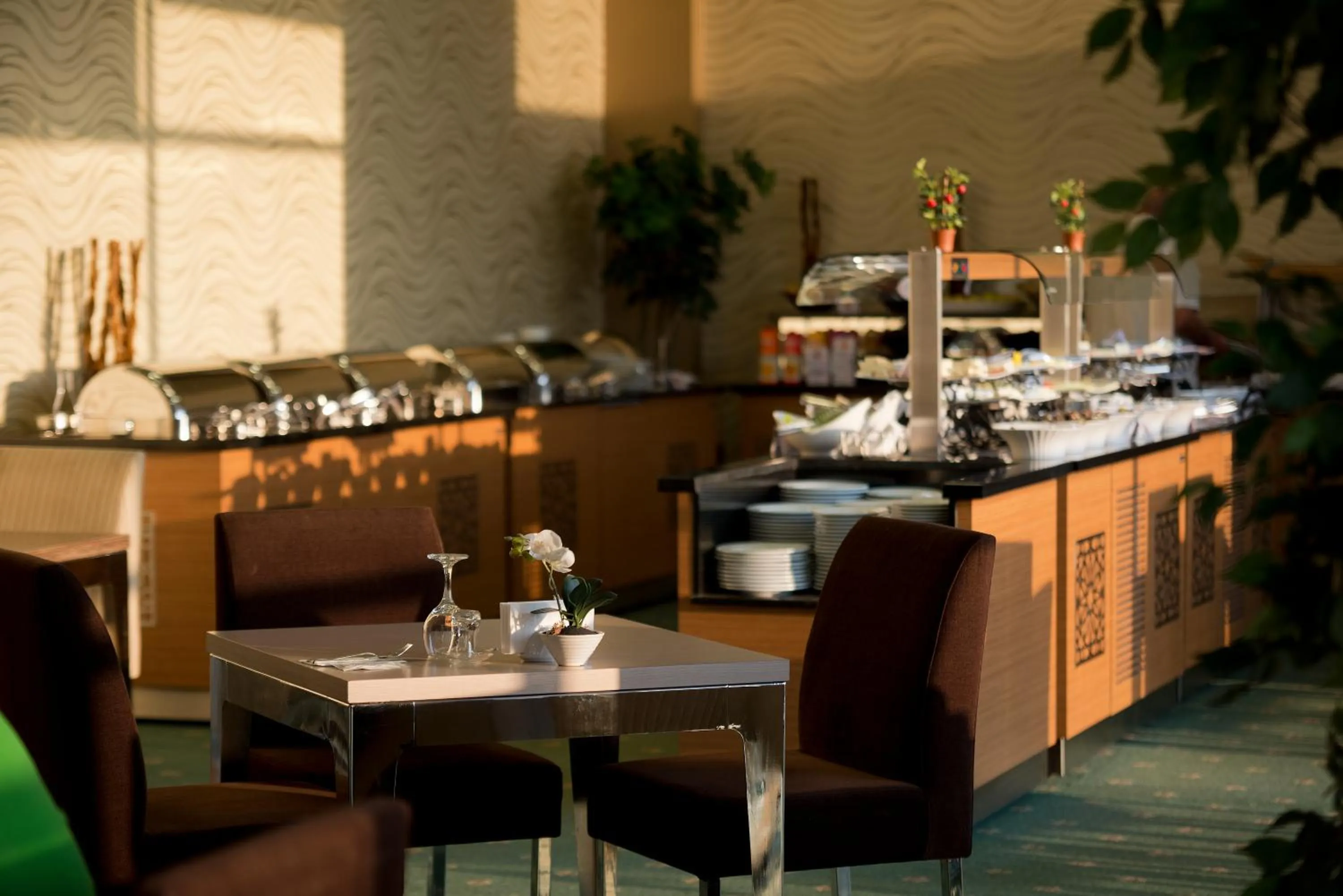 Restaurant/places to eat in North Point Hotel