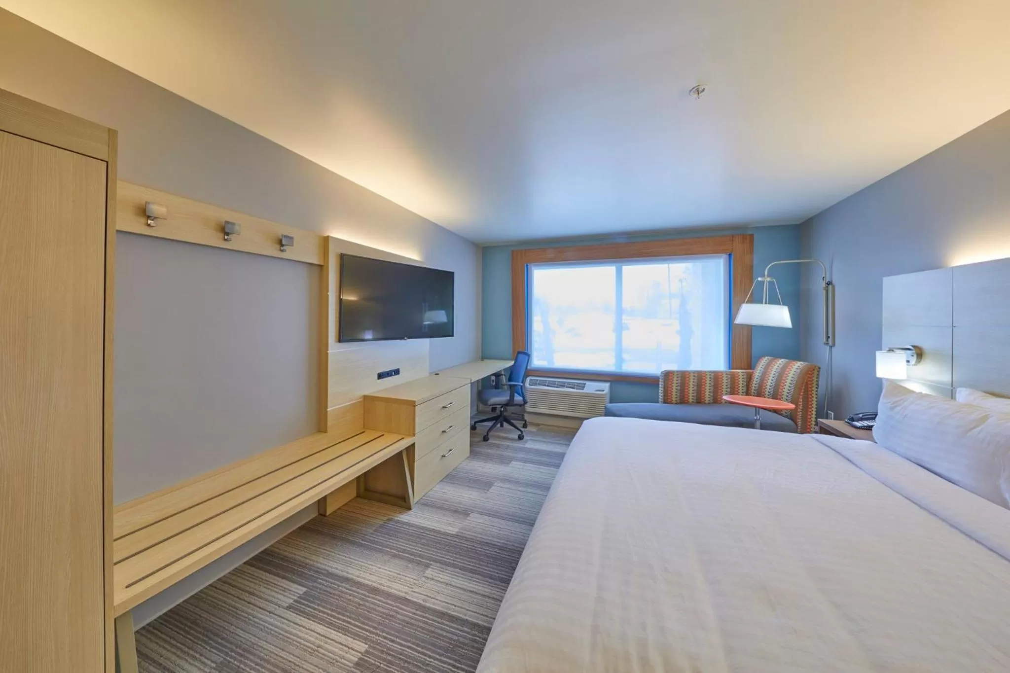Photo of the whole room, Bed in Holiday Inn Express & Suites - Hermiston Downtown by IHG
