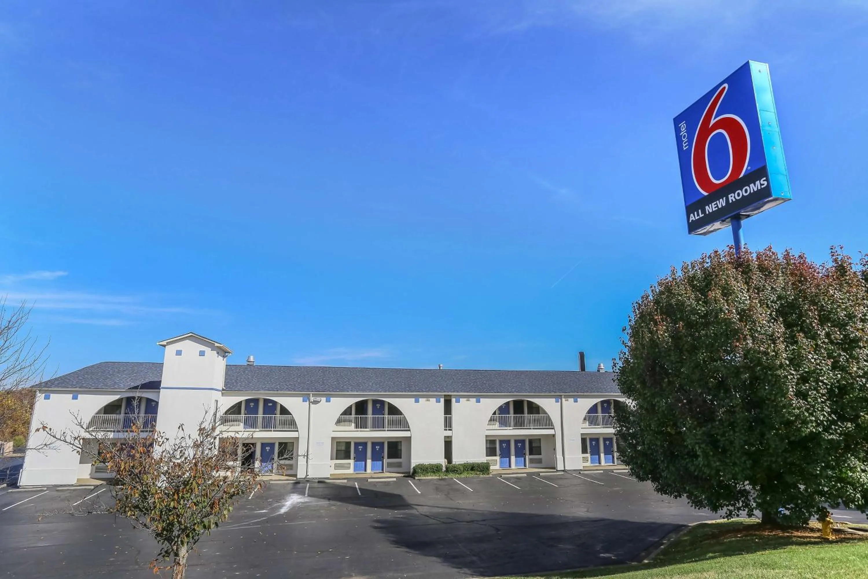 Property building in Motel 6-Dickson, TN