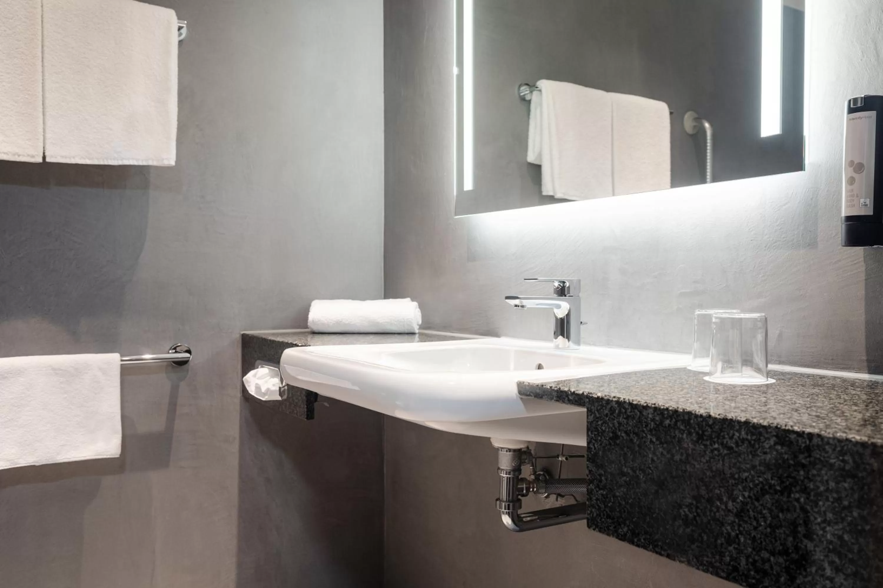 Toilet in IntercityHotel Wien