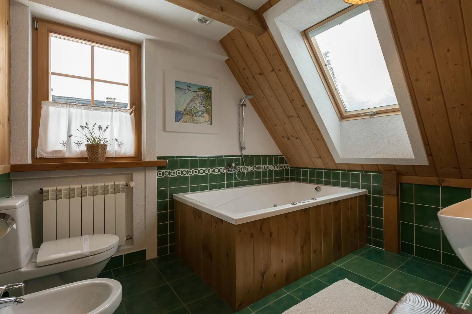 Hot Tub, Bathroom in Bambi Cottage