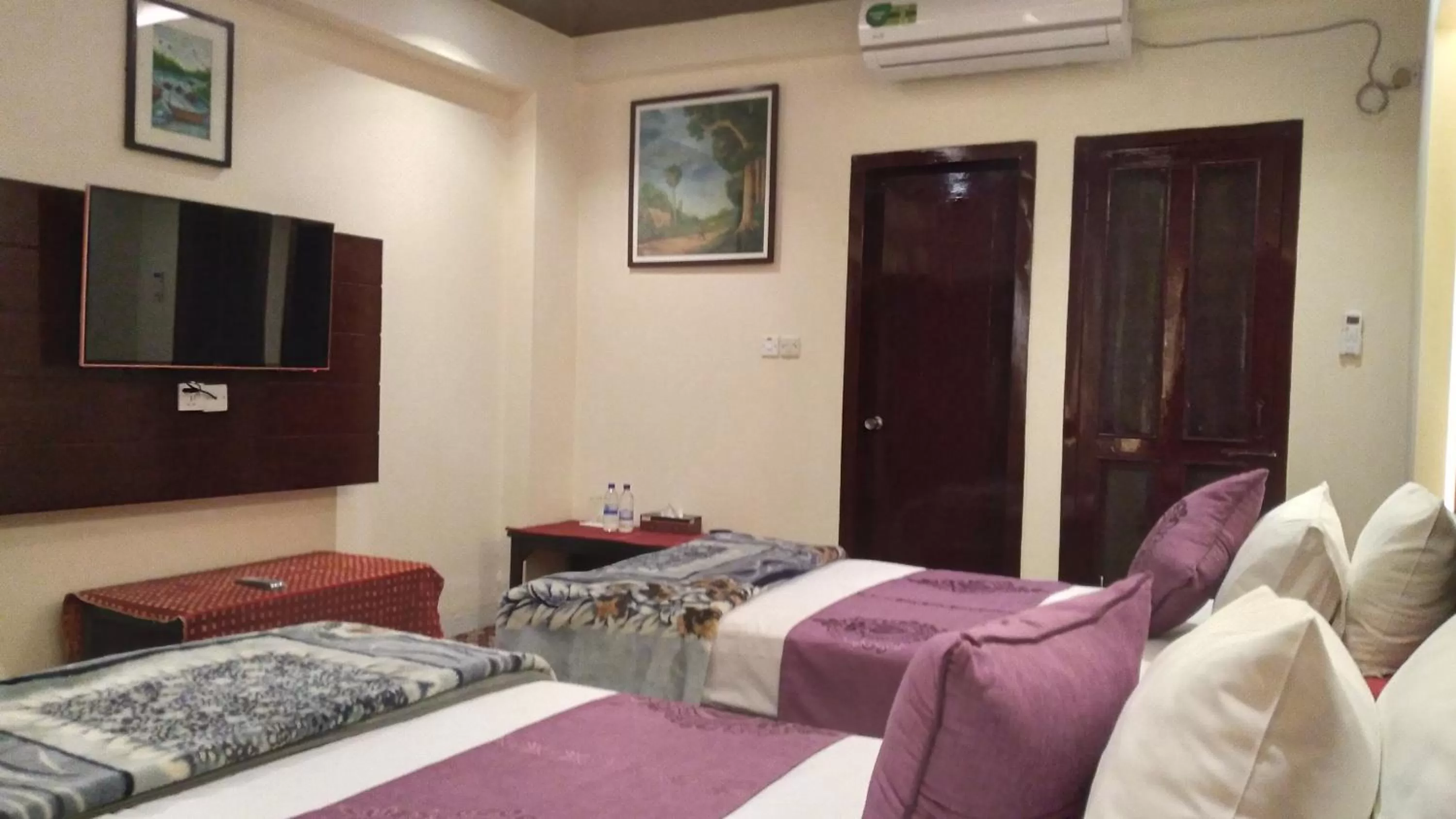 Bedroom, Bed in Center Point Apartment