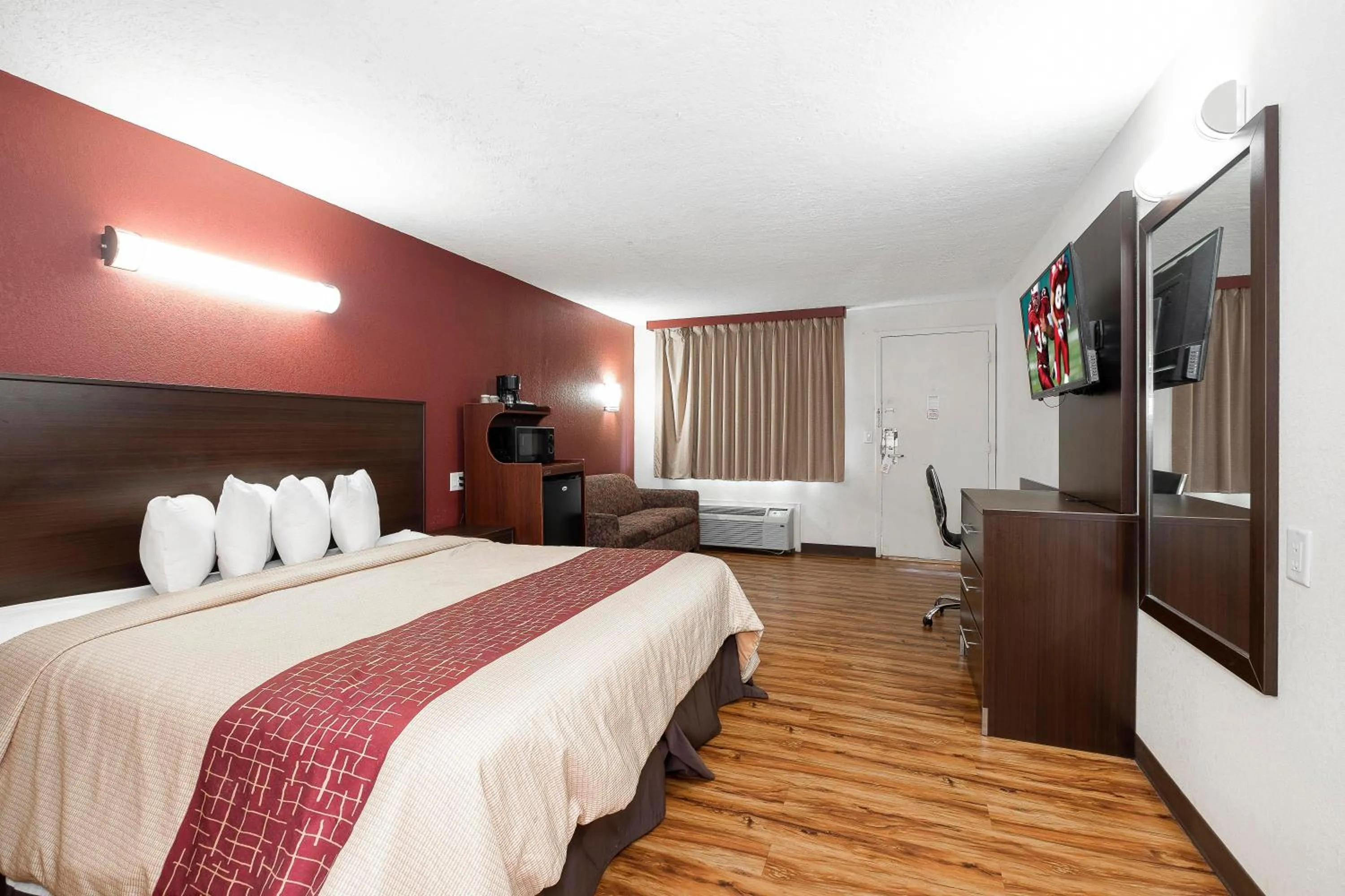 Photo of the whole room in Red Roof Inn Starkville - University