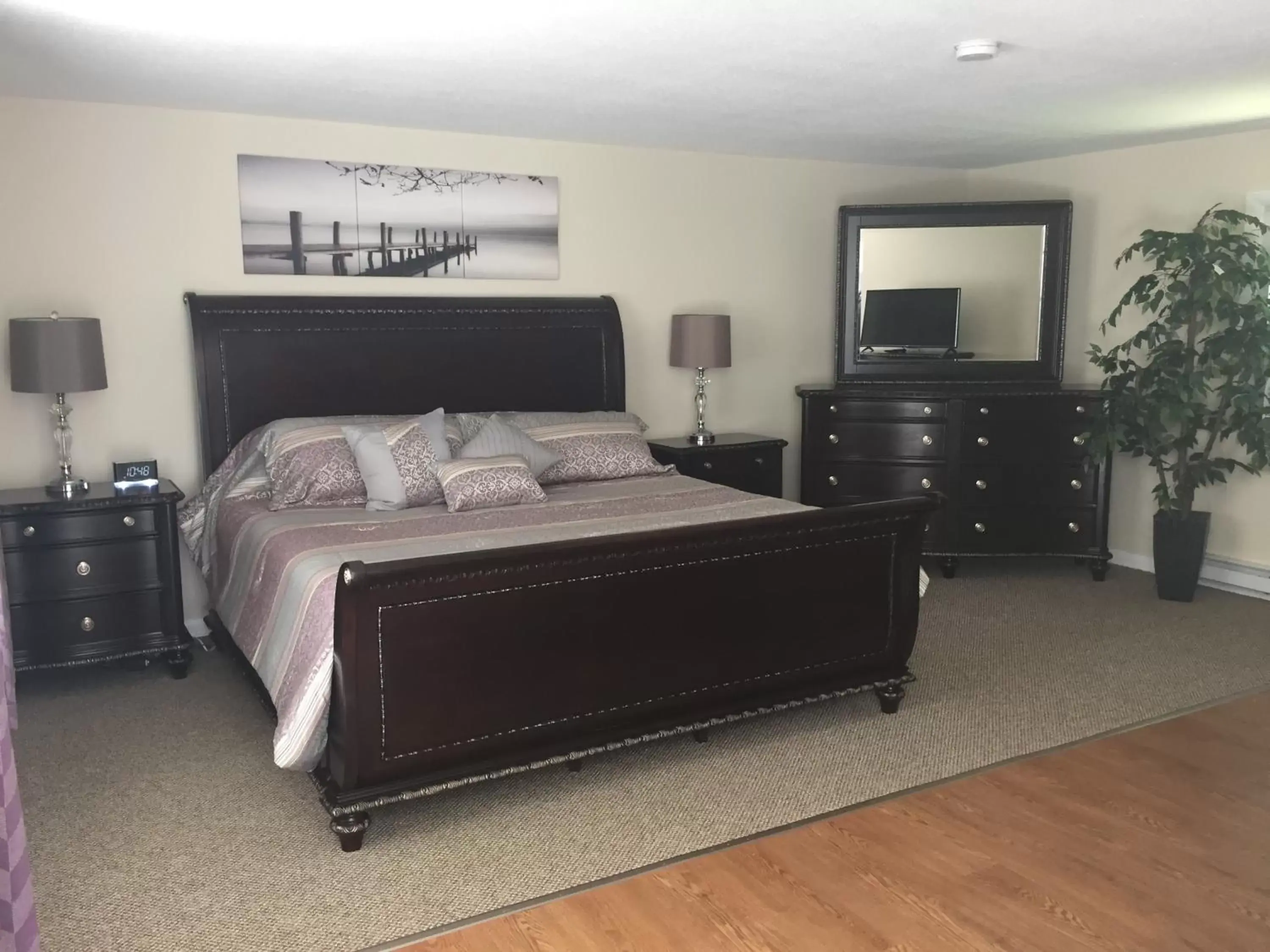 King Room in Shore Road Inn King Room in Shore Road Inn