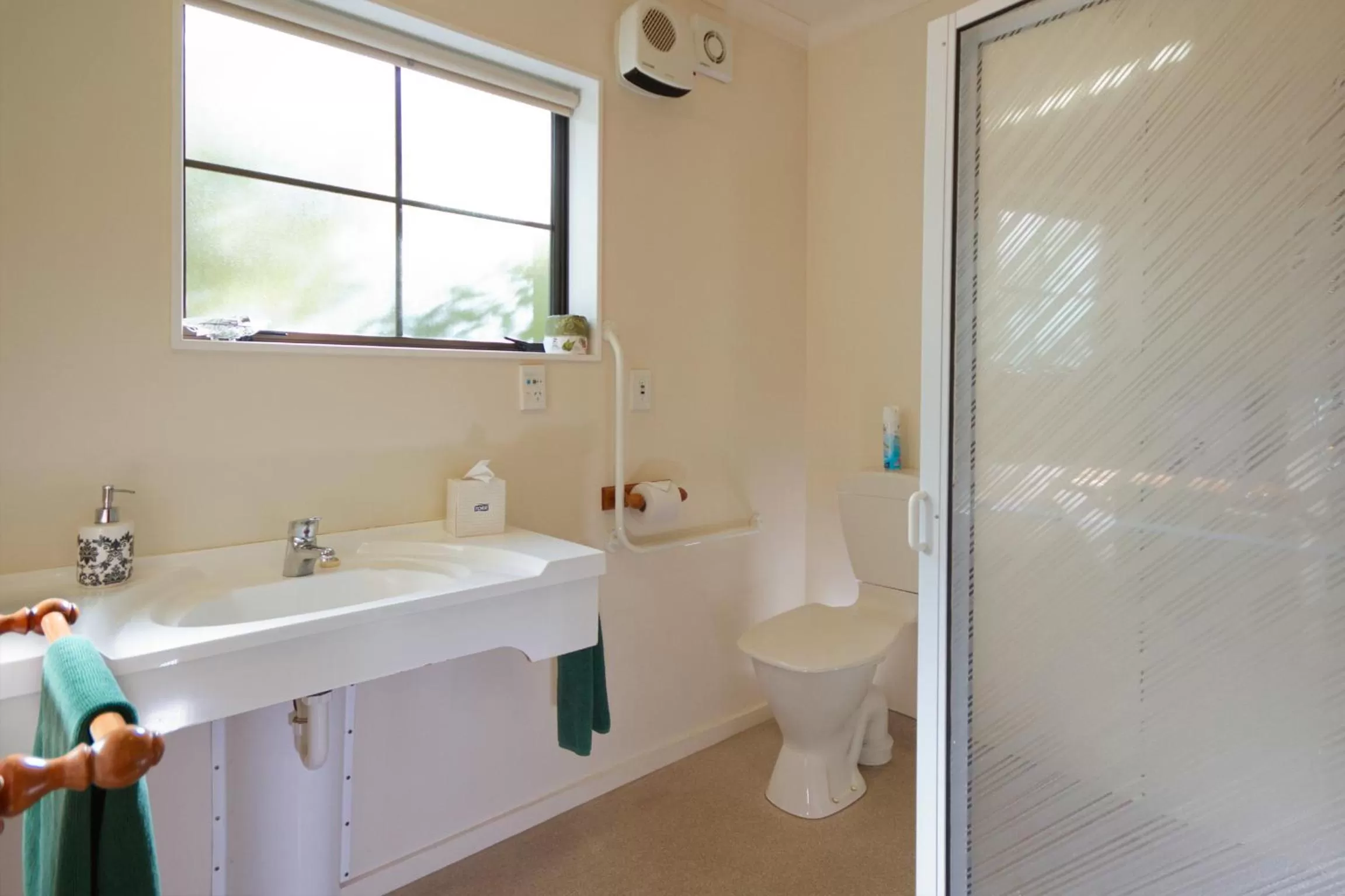 Bathroom in Arrow Motel Apartments
