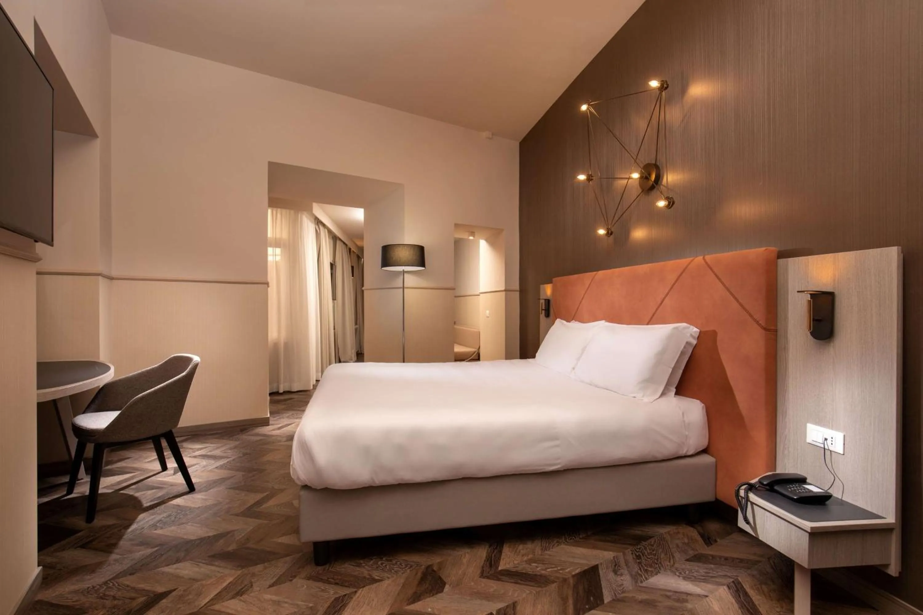 Living room, Bed in Cosmopolita Rome Colosseum, Tapestry Collection by Hilton