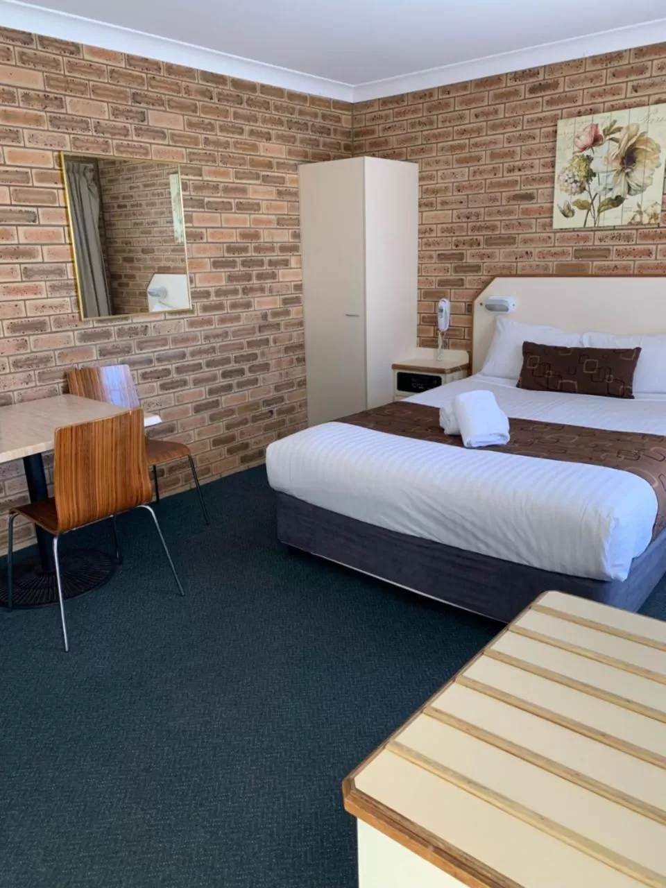 Bedroom, Bed in Garden City Motor Inn