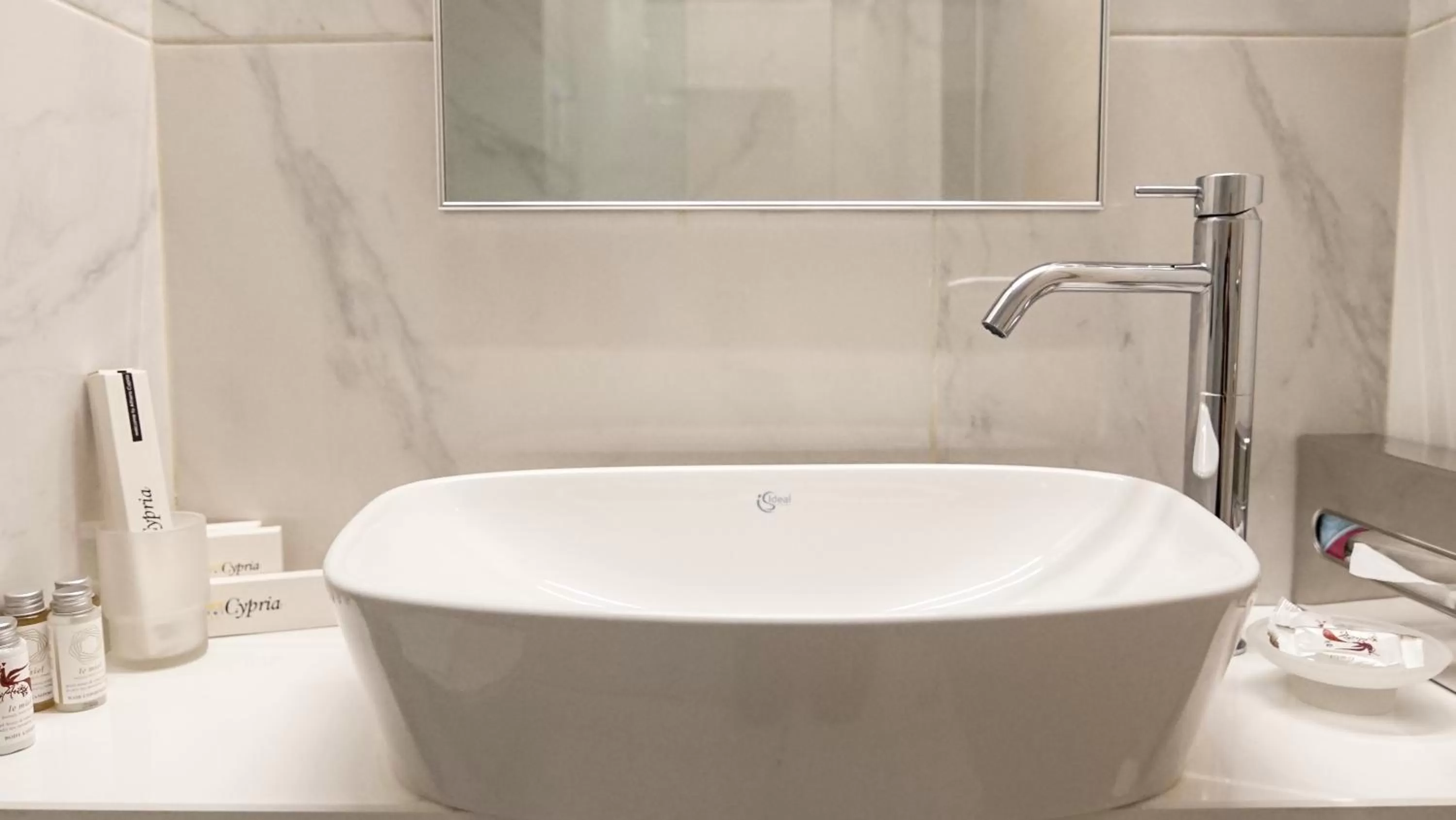 Bathroom in Athens Cypria Hotel