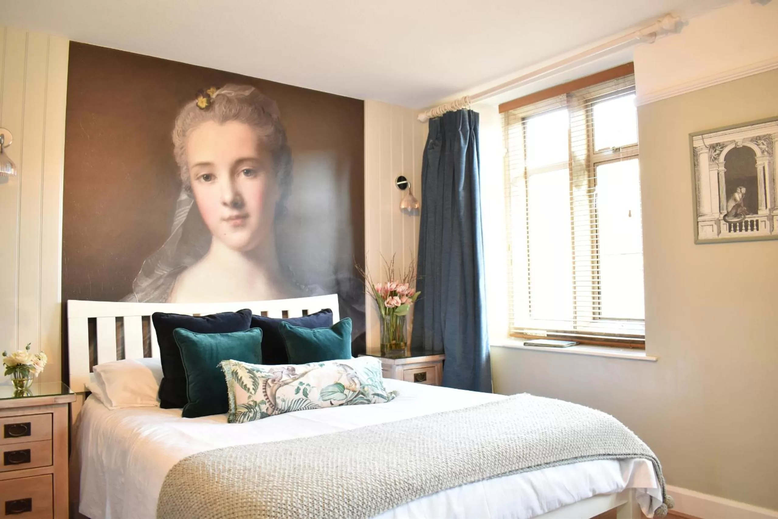 Bedroom, Bed in Davenford Stow Gardens