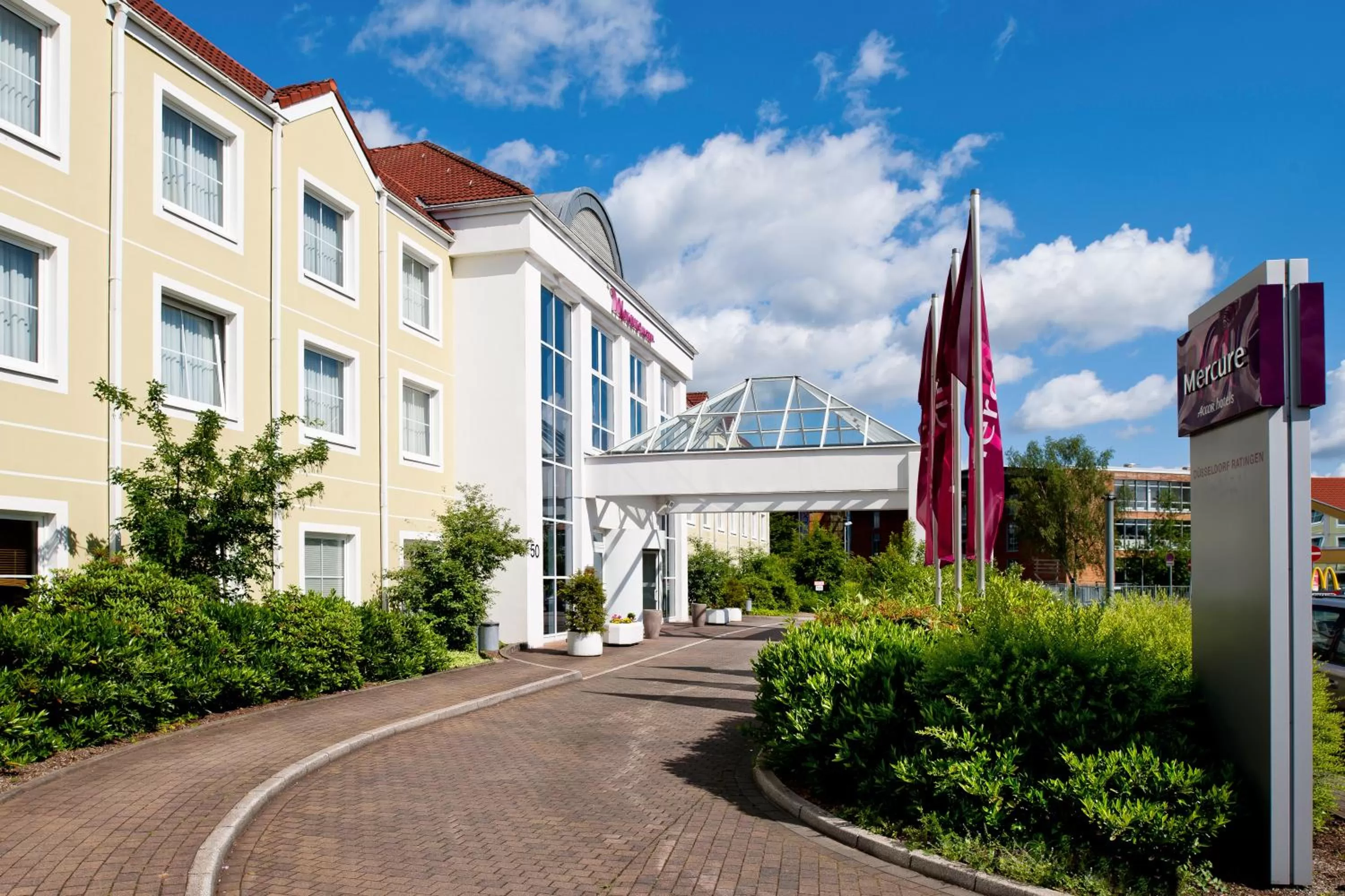 Property building in Mercure Hotel Düsseldorf Ratingen