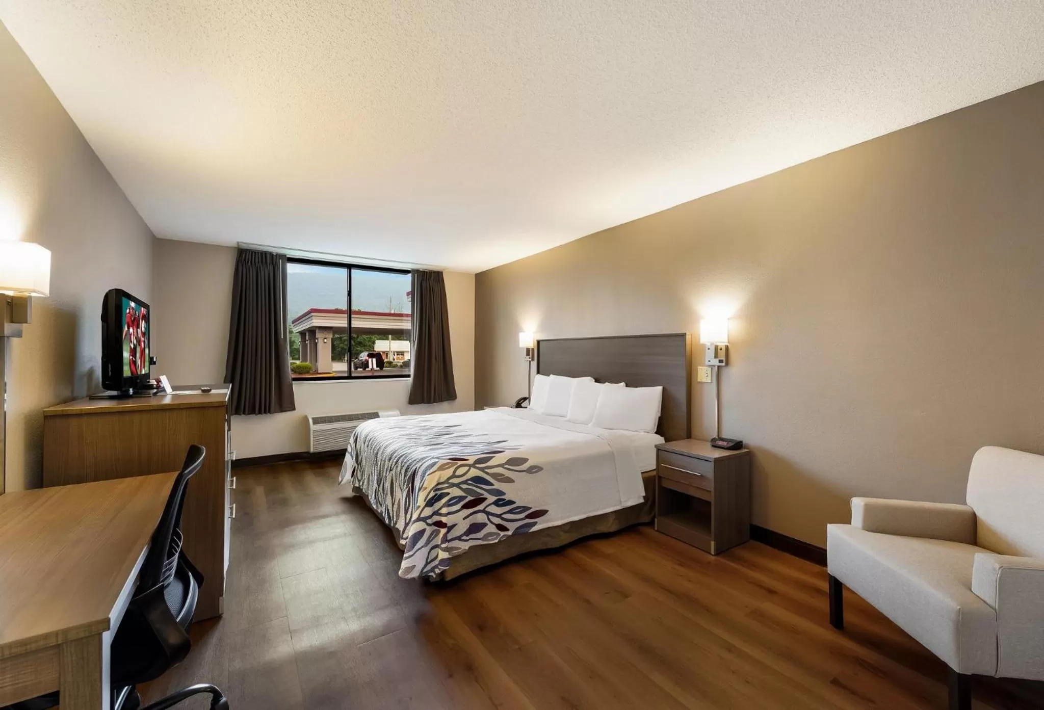 Photo of the whole room, Bed in Red Roof Inn Painted Post