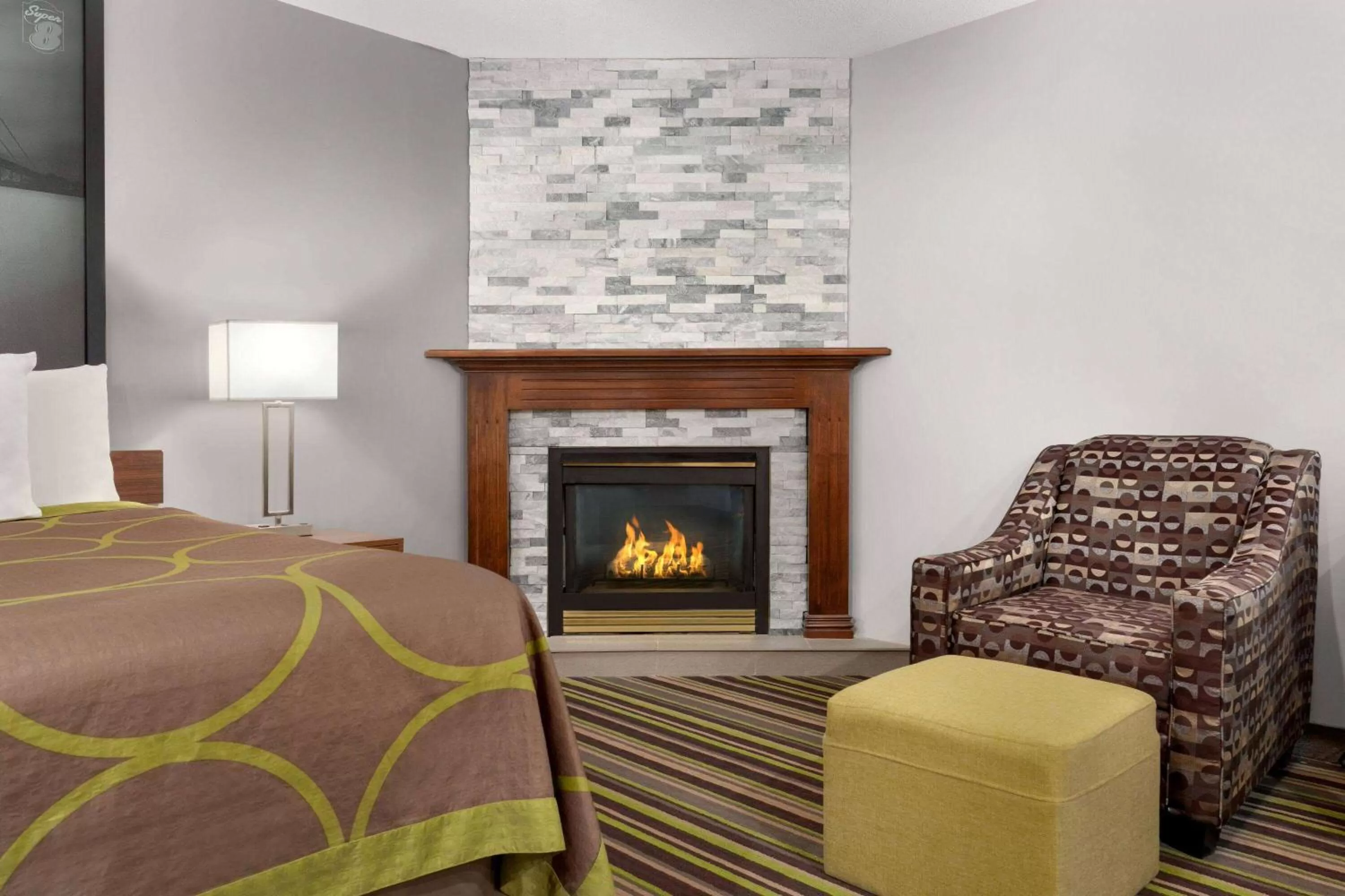 Photo of the whole room, Bed in Super 8 by Wyndham Windsor/Dougall