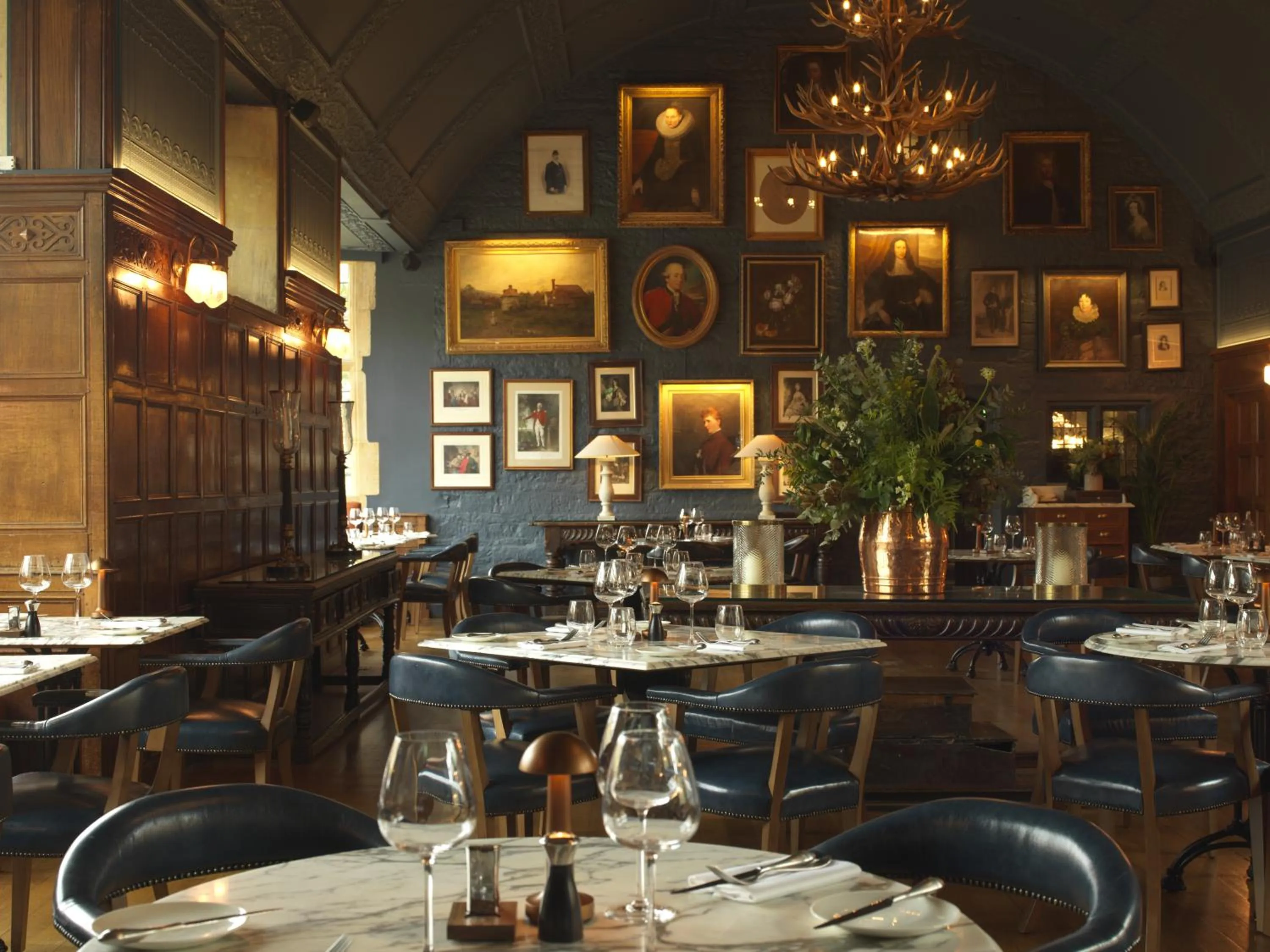 Lounge or bar in The Lygon Arms - an Iconic Luxury Hotel