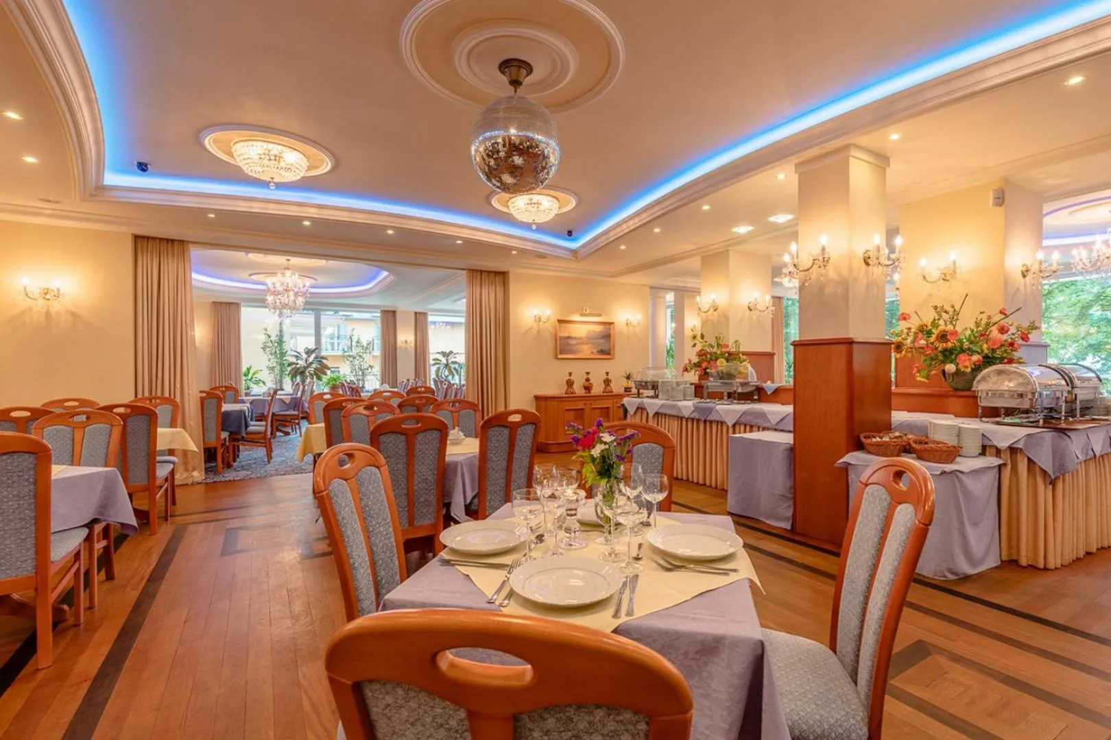 Dining area in Hotel Polaris