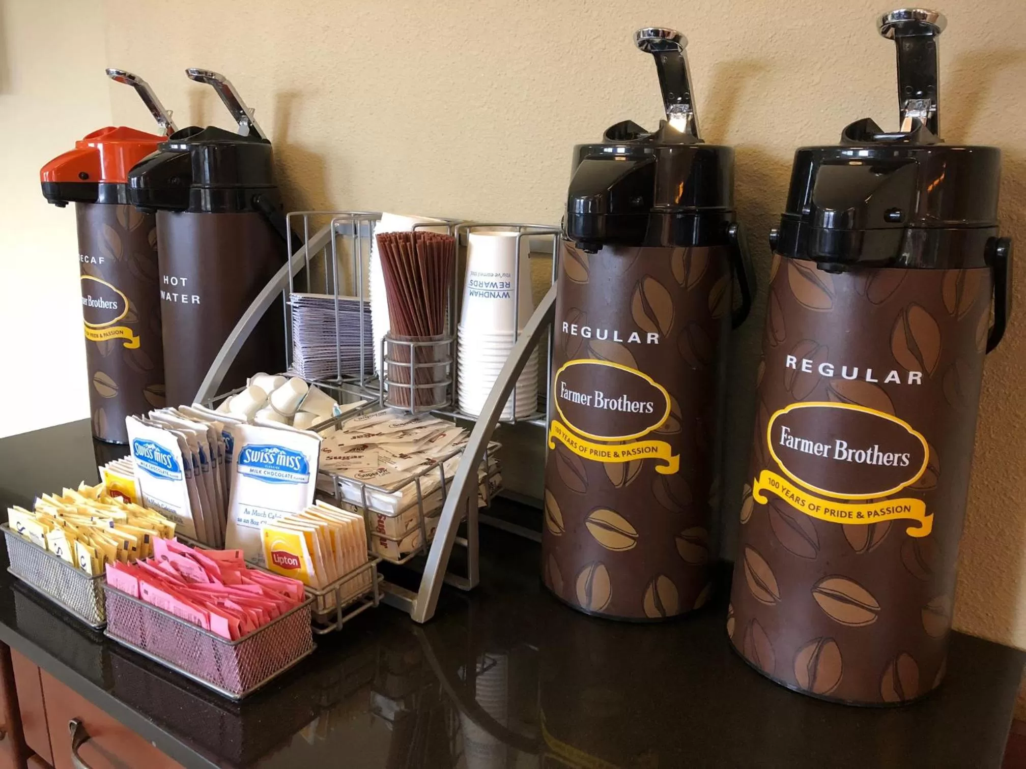 Coffee/tea facilities in Super 8 by Wyndham LaGrande