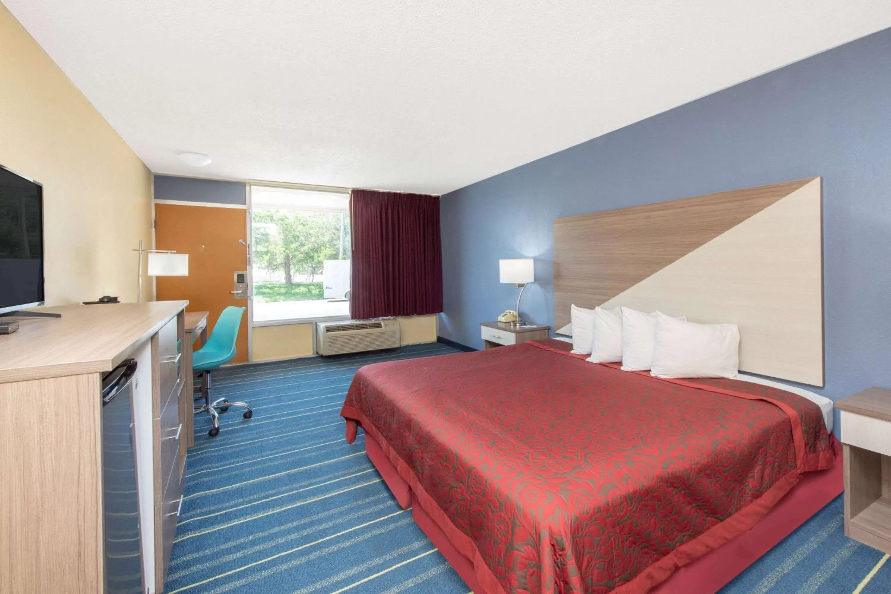 Photo of the whole room, Bed in Days Inn by Wyndham Salem, Illinois