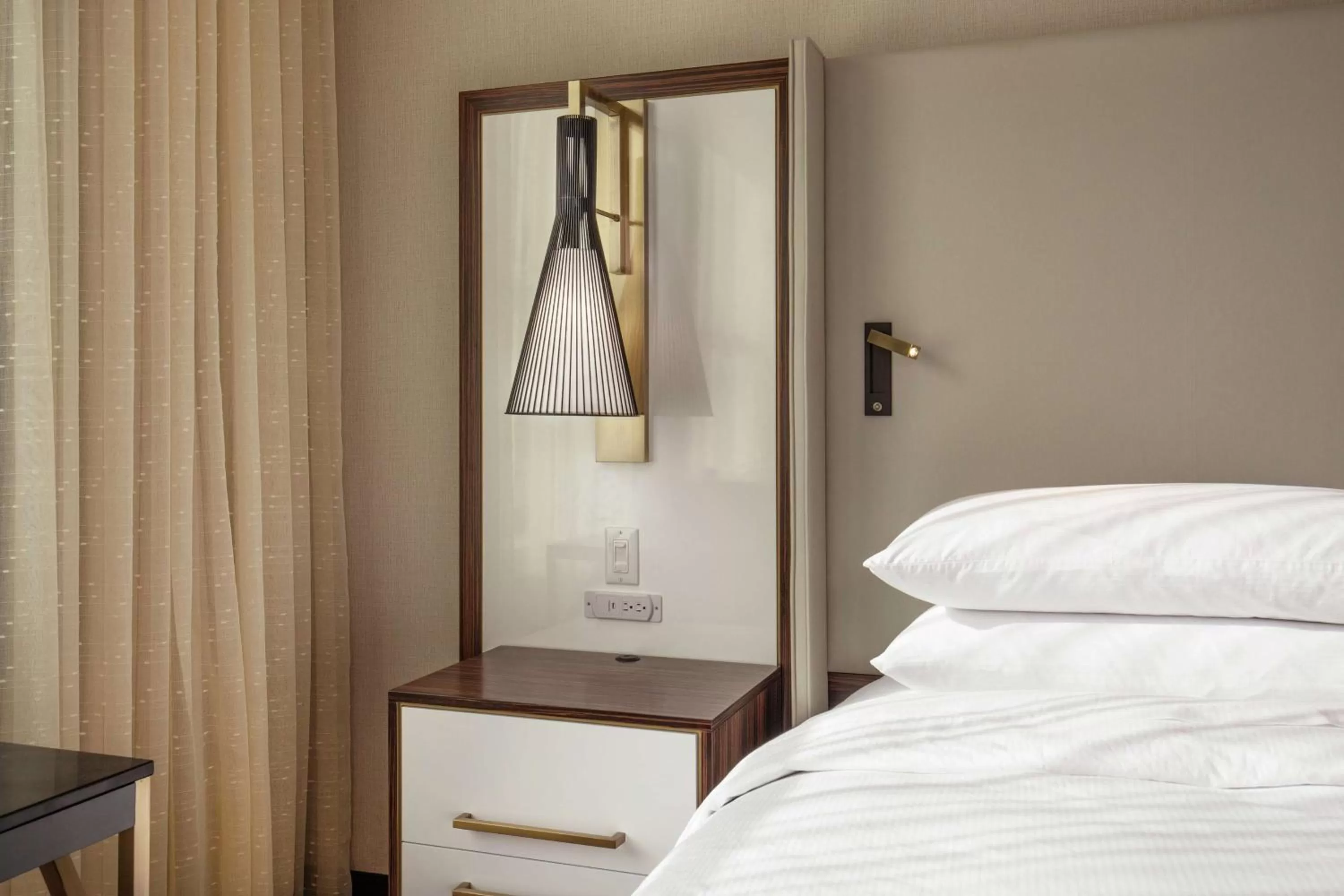 Bed in Doubletree By Hilton Youngstown Downtown