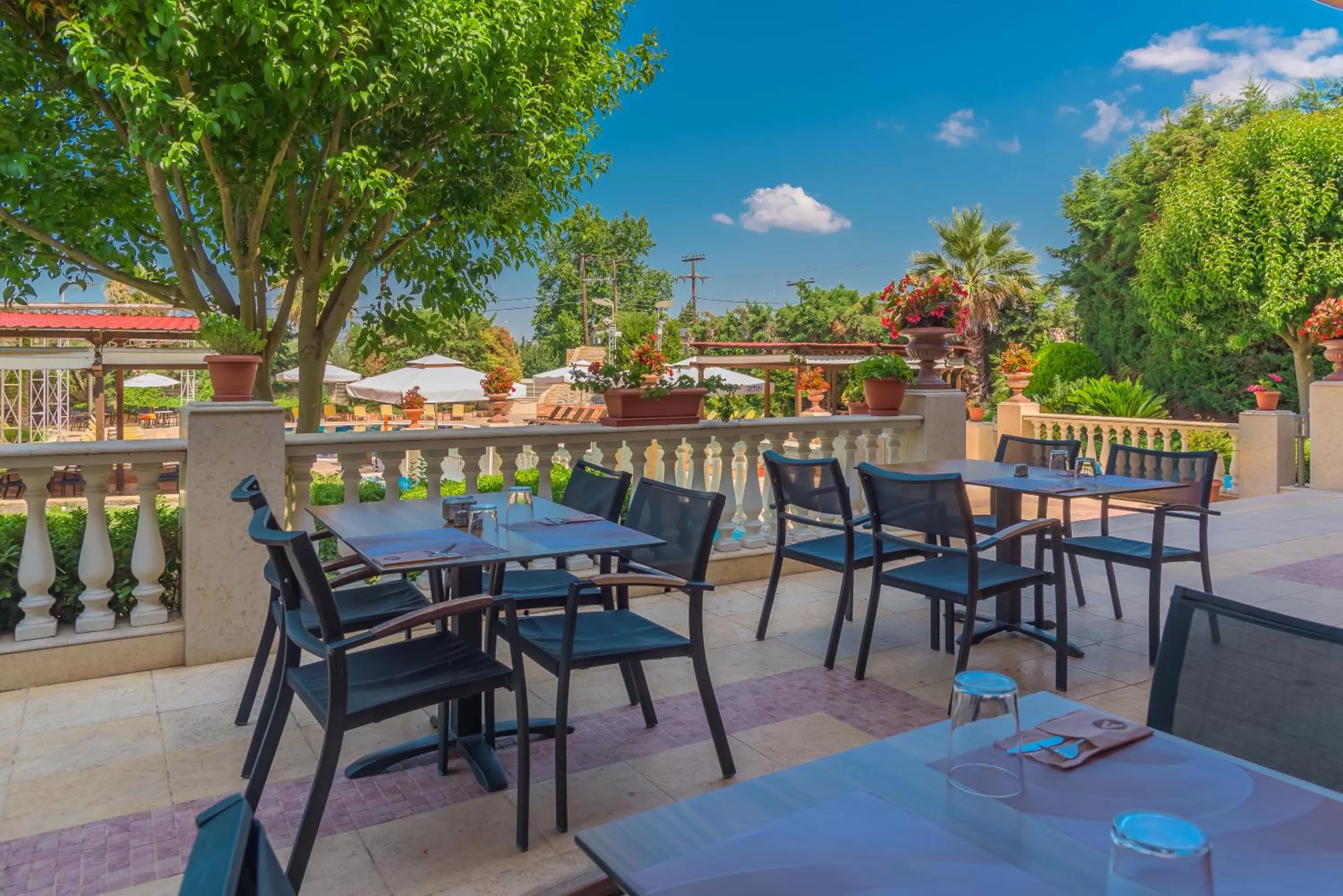 Restaurant/places to eat in Avalon Airport Hotel Thessaloniki