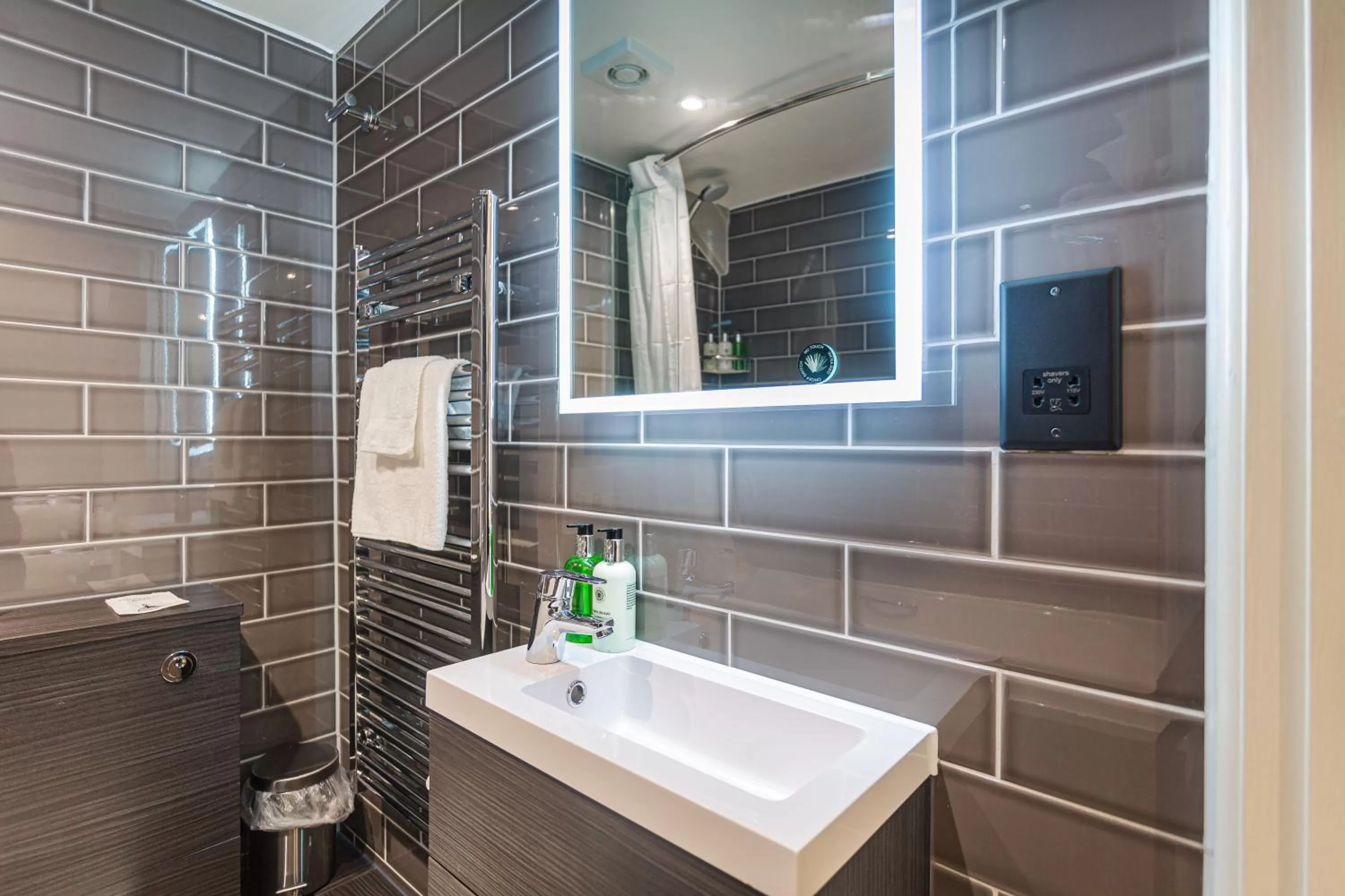 Bathroom in The George Hotel, Amesbury, Wiltshire - The Coaching Inn Group
