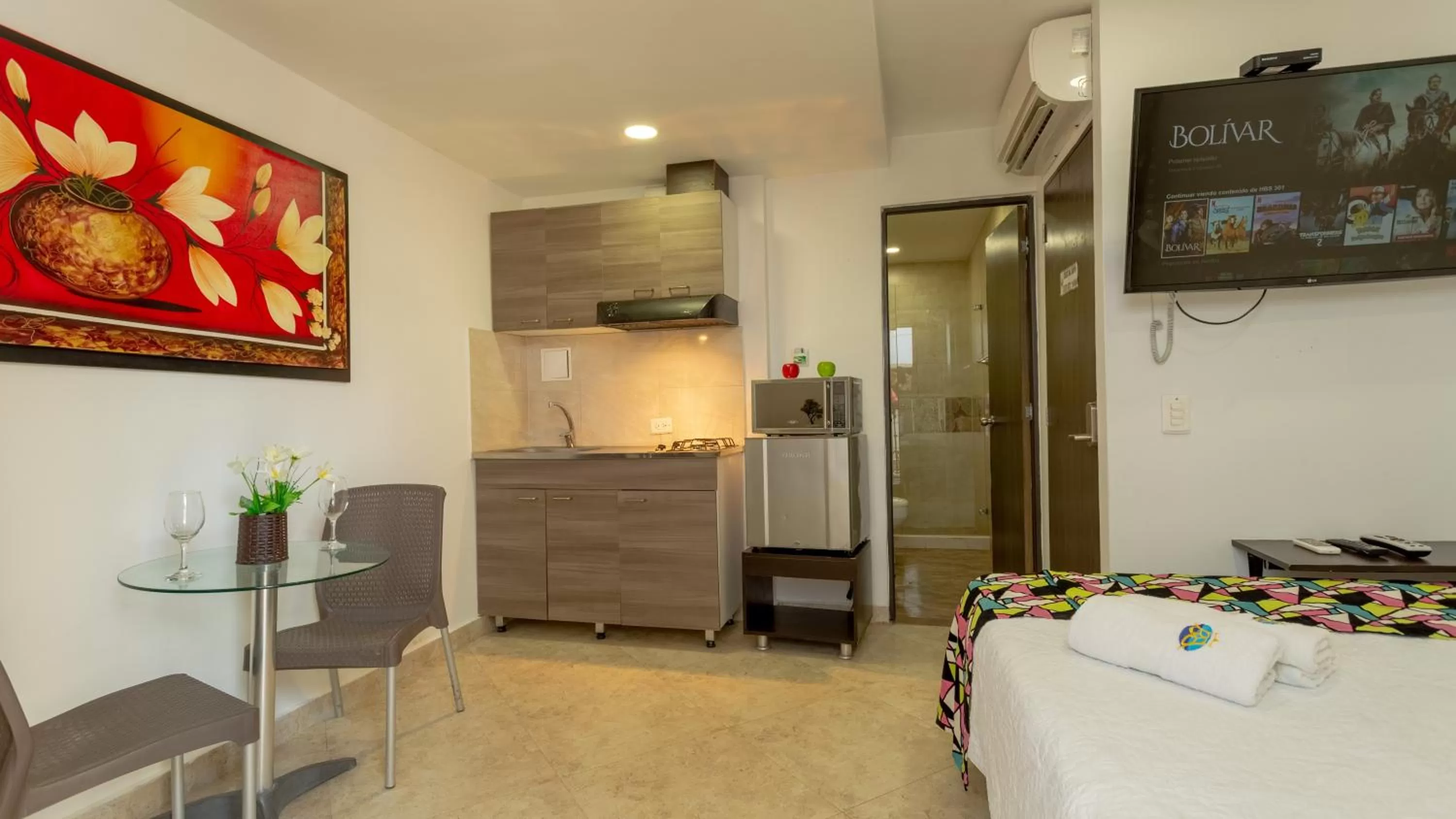 Photo of the whole room in Hollywood Beach Suite