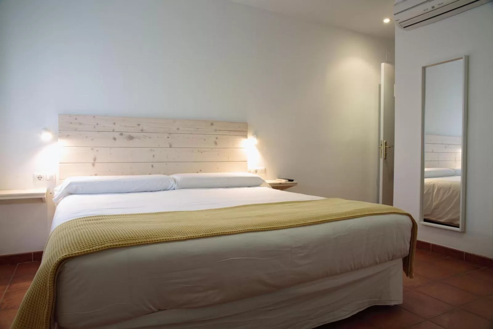 Photo of the whole room, Bed in Hotel 3 Arcs