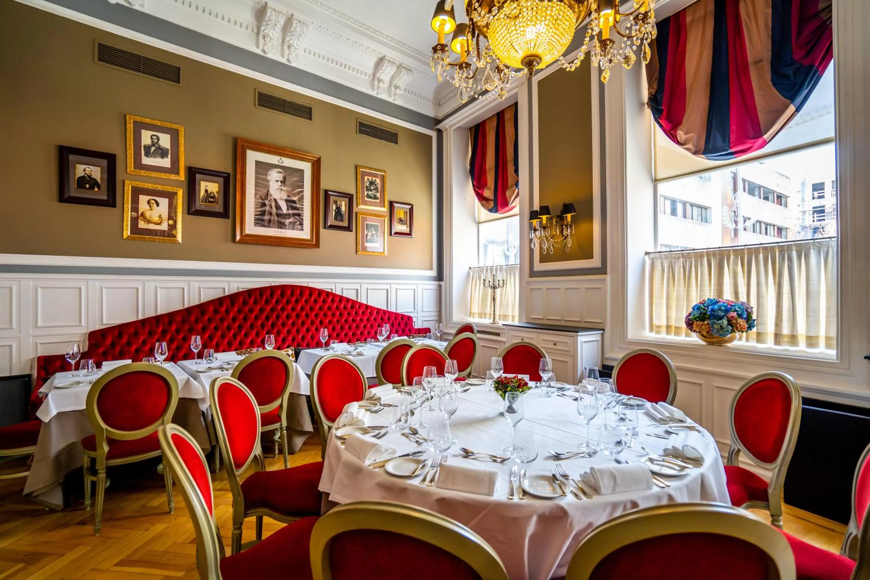 Restaurant/places to eat in Grande Hotel do Porto