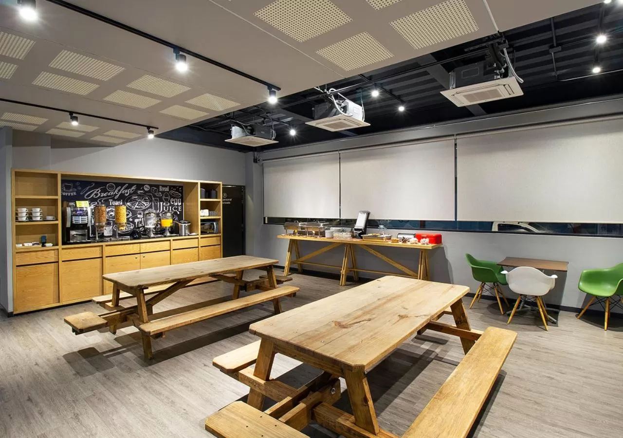 Breakfast in Hotel MX aeropuerto CDMX, Trademark Collection by Wyndham