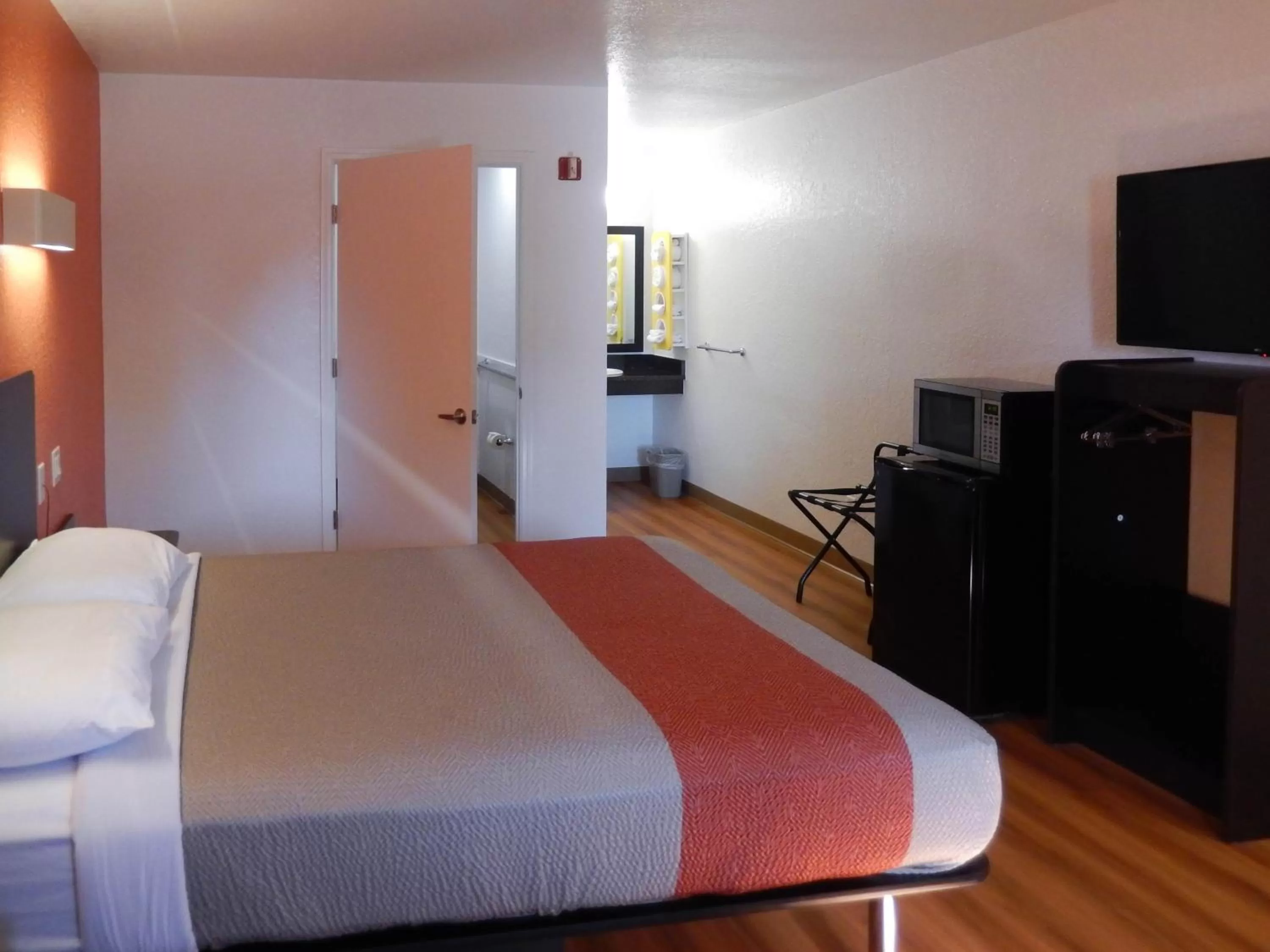 Property building, Bed in Motel 6-Moultrie, GA
