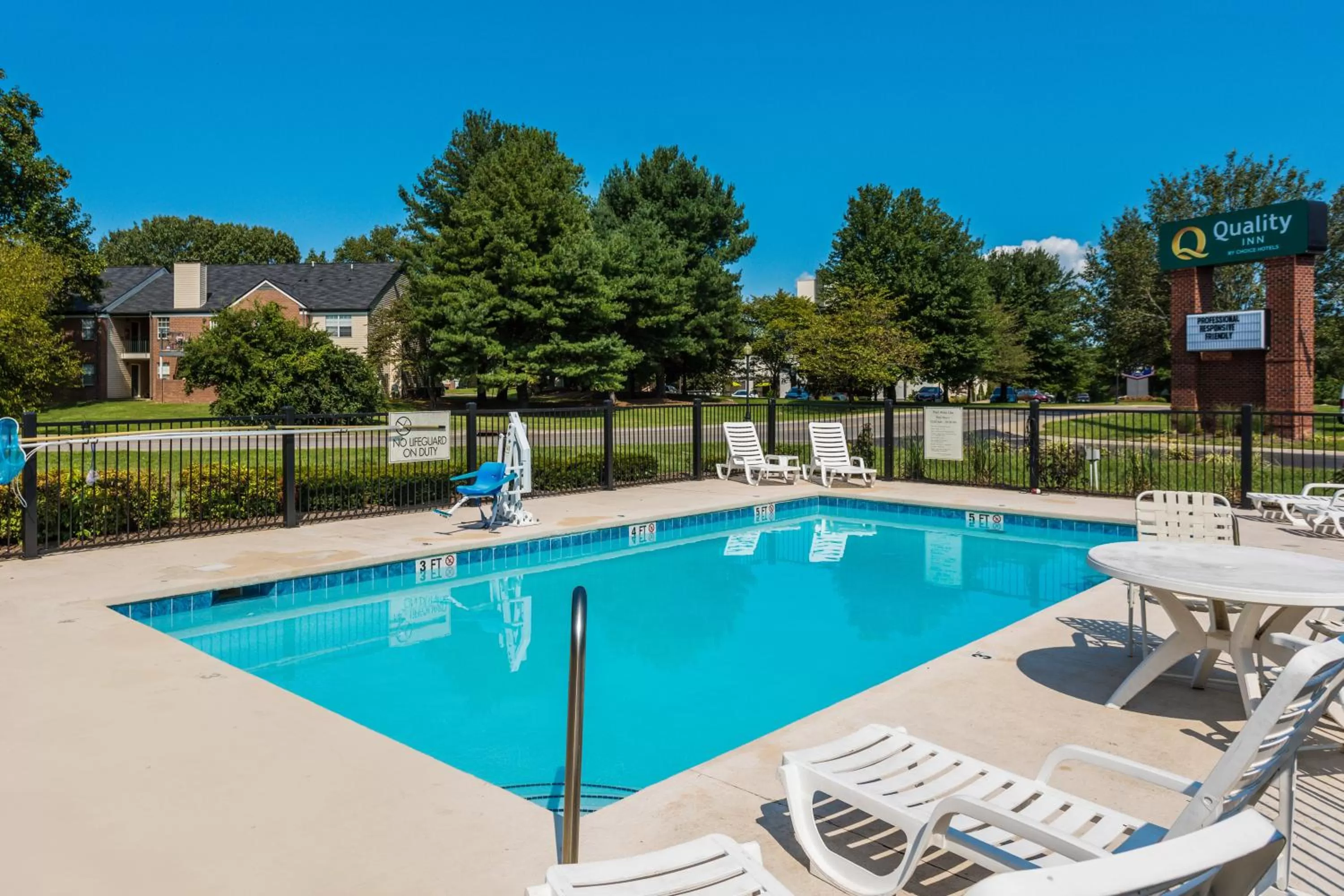 Swimming pool in Quality Inn Gallatin-Nashville Metro