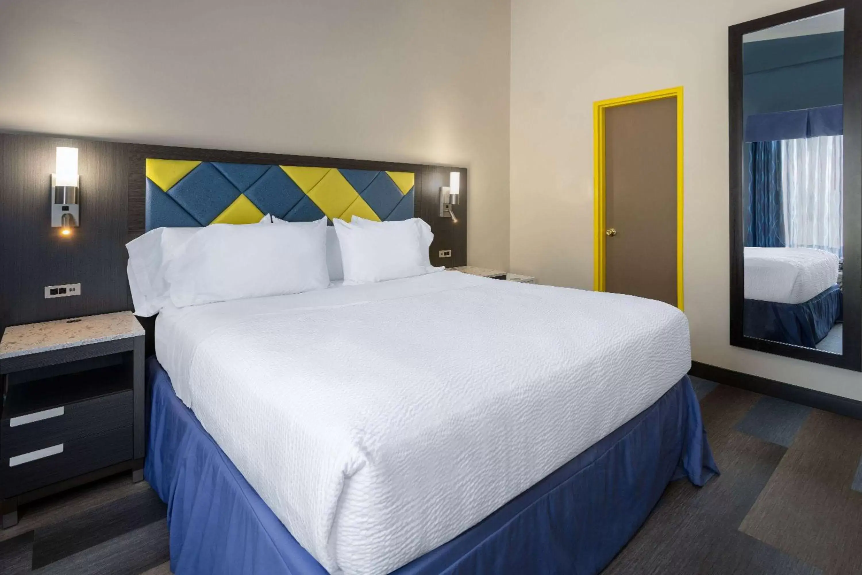 Deluxe King Room - Non-Smoking in Days Hotel by Wyndham North Bergen Deluxe King Room - Non-Smoking in Days Hotel by Wyndham North Bergen