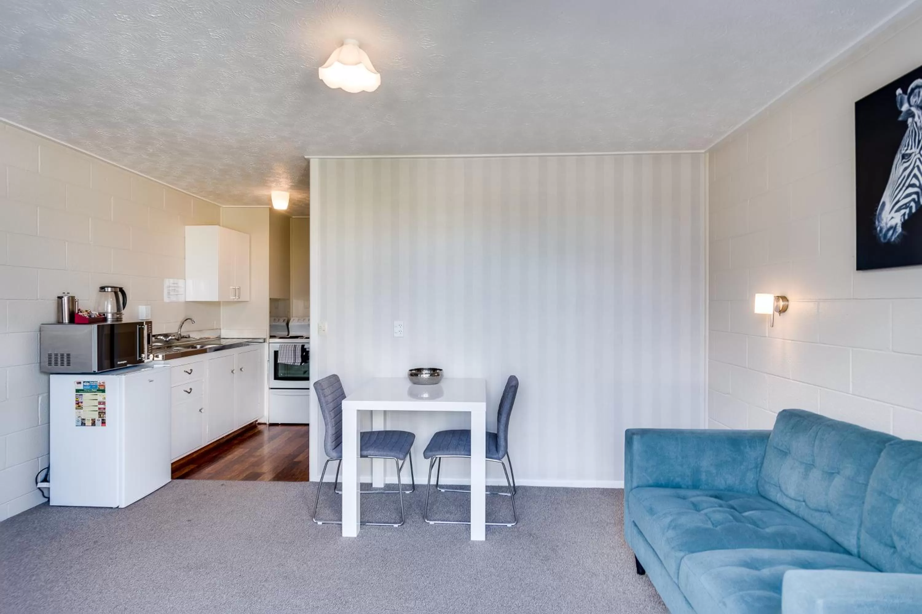 Kitchen or kitchenette, Seating Area in Gardner Court Motel