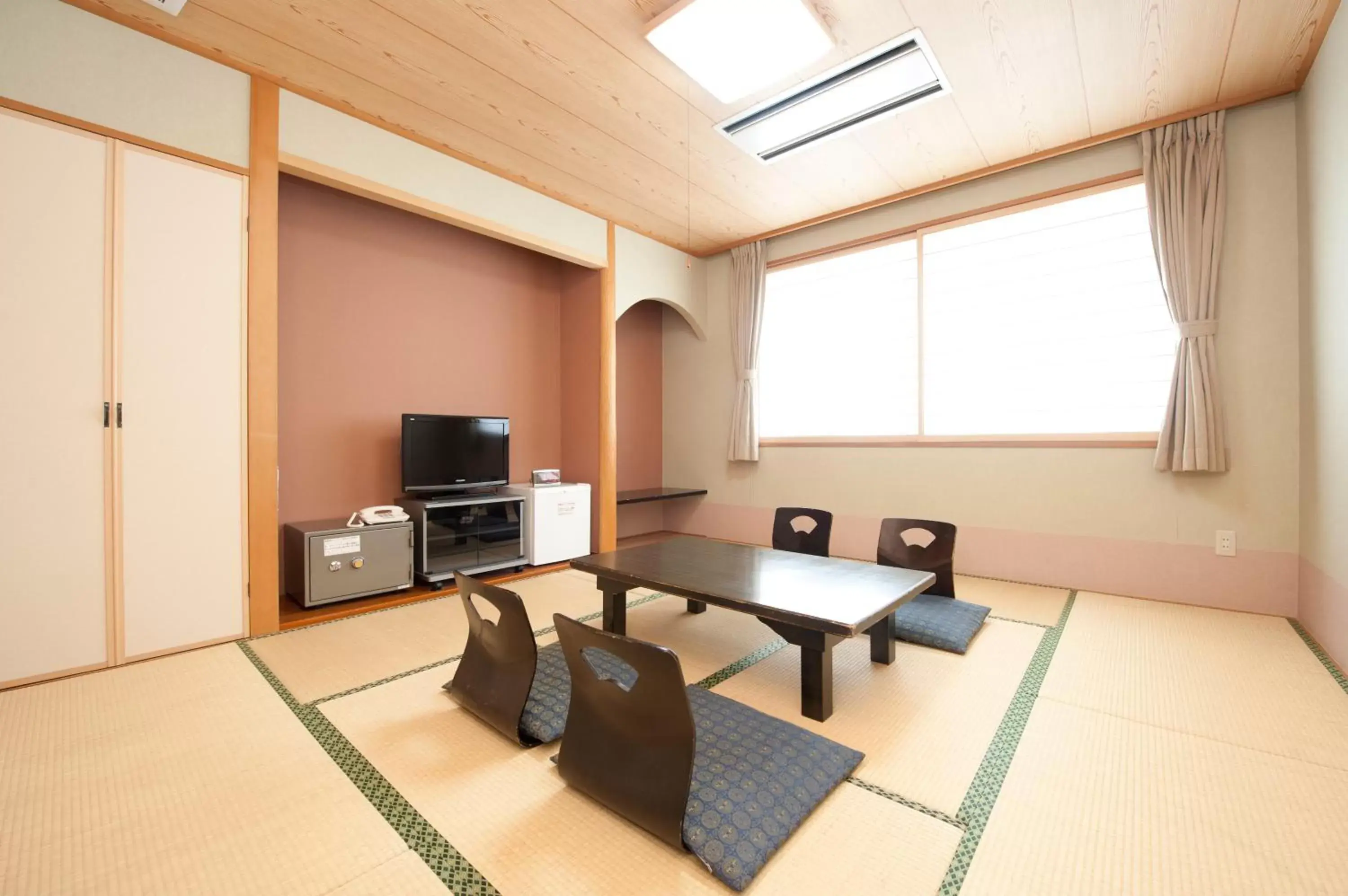 Japanese-Style Quadruple Room with Shared Bathroom - Non-Smoking in Kur and Hotel Suruga Japanese-Style Quadruple Room with Shared Bathroom - Non-Smoking in Kur and Hotel Suruga