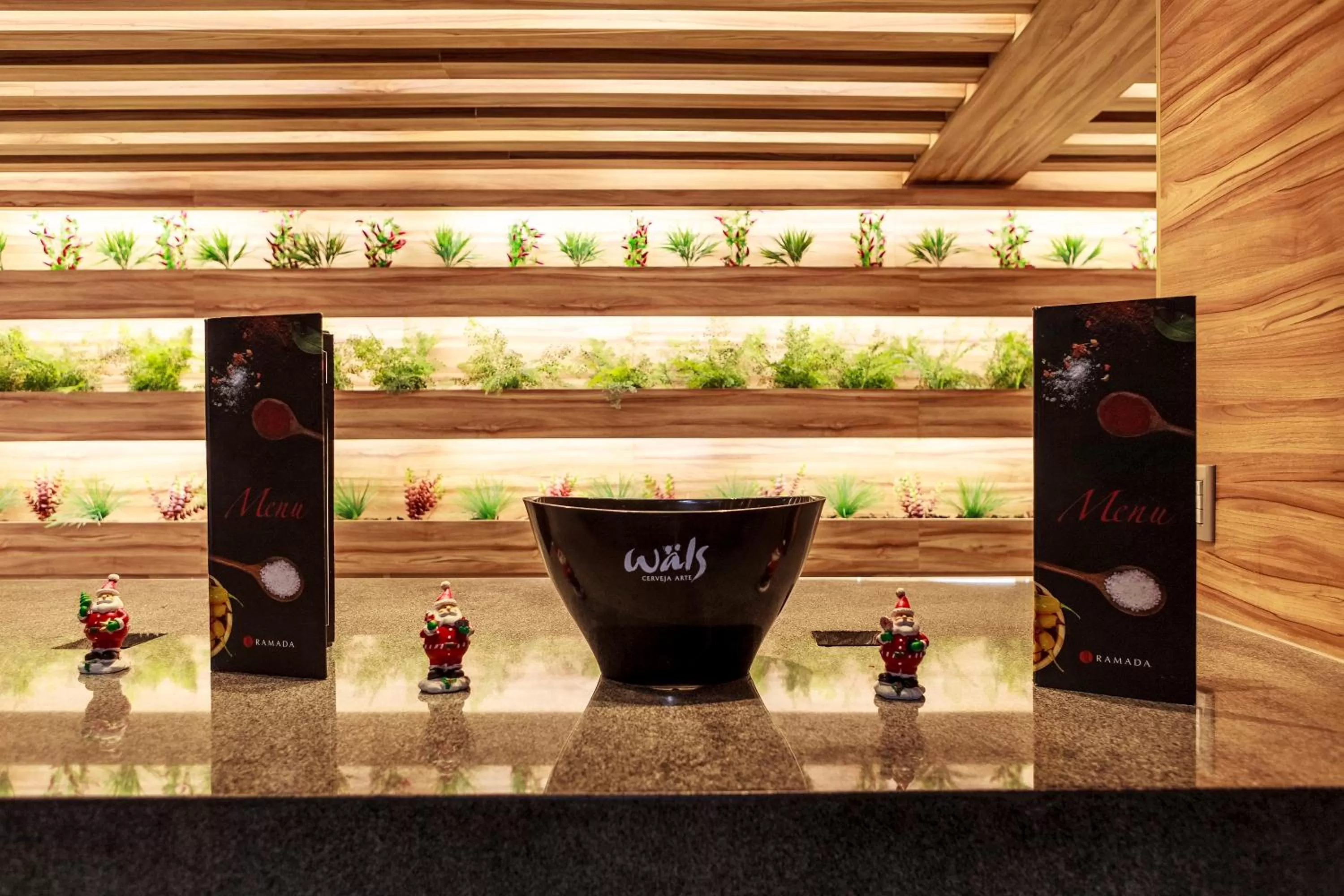 Restaurant/places to eat in Ramada Hotel & Suites Lagoa Santa By Wyndham