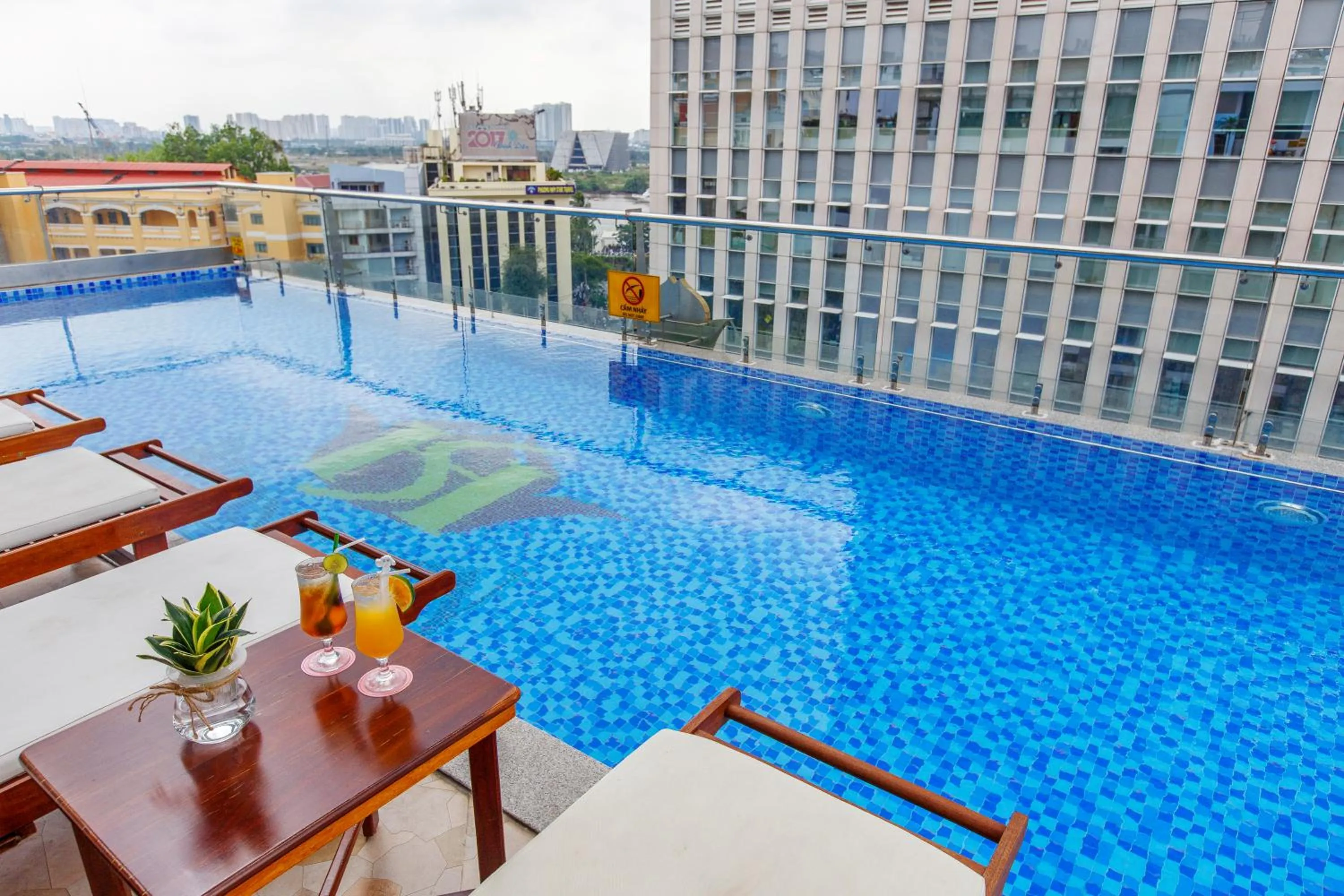 Swimming pool in Huong Sen Annex Hotel
