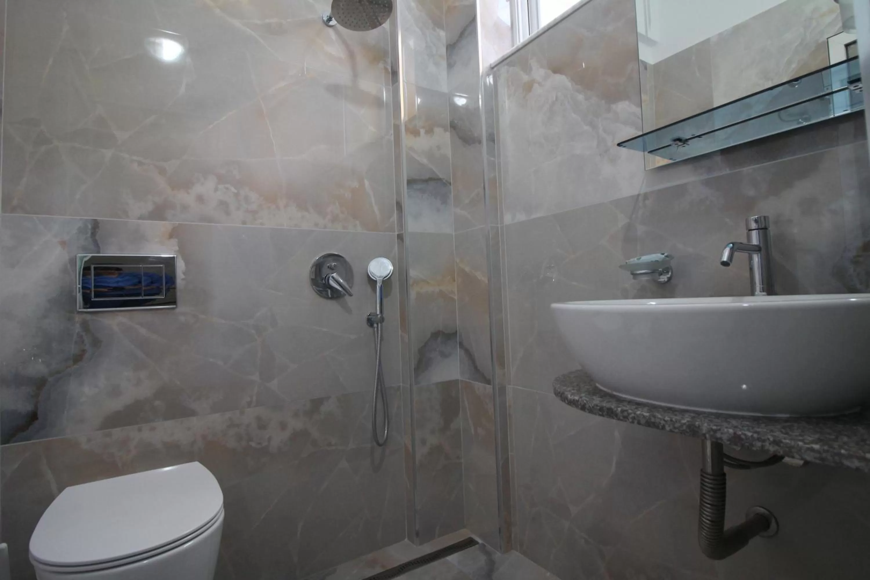 Bathroom in Murati Suites Sarandë