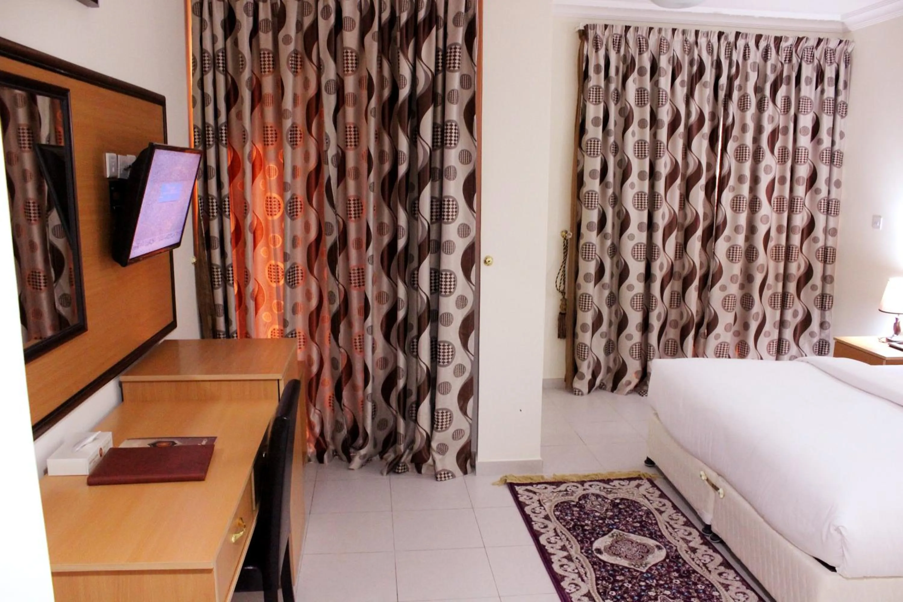 Bedroom, Bed in Montreal Naif Hotel