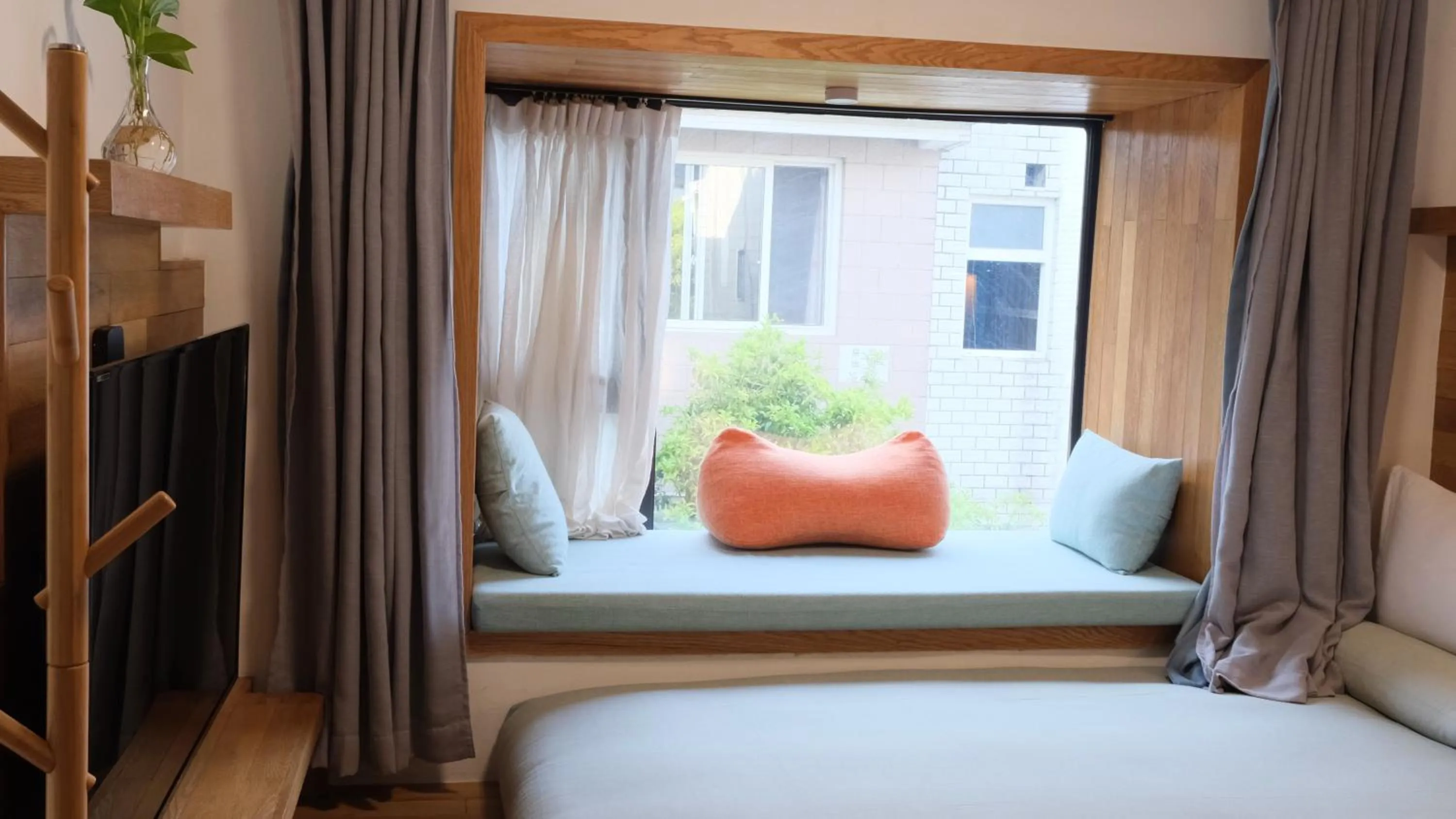 Seating area, Bed in Rock&Wood Cozy House