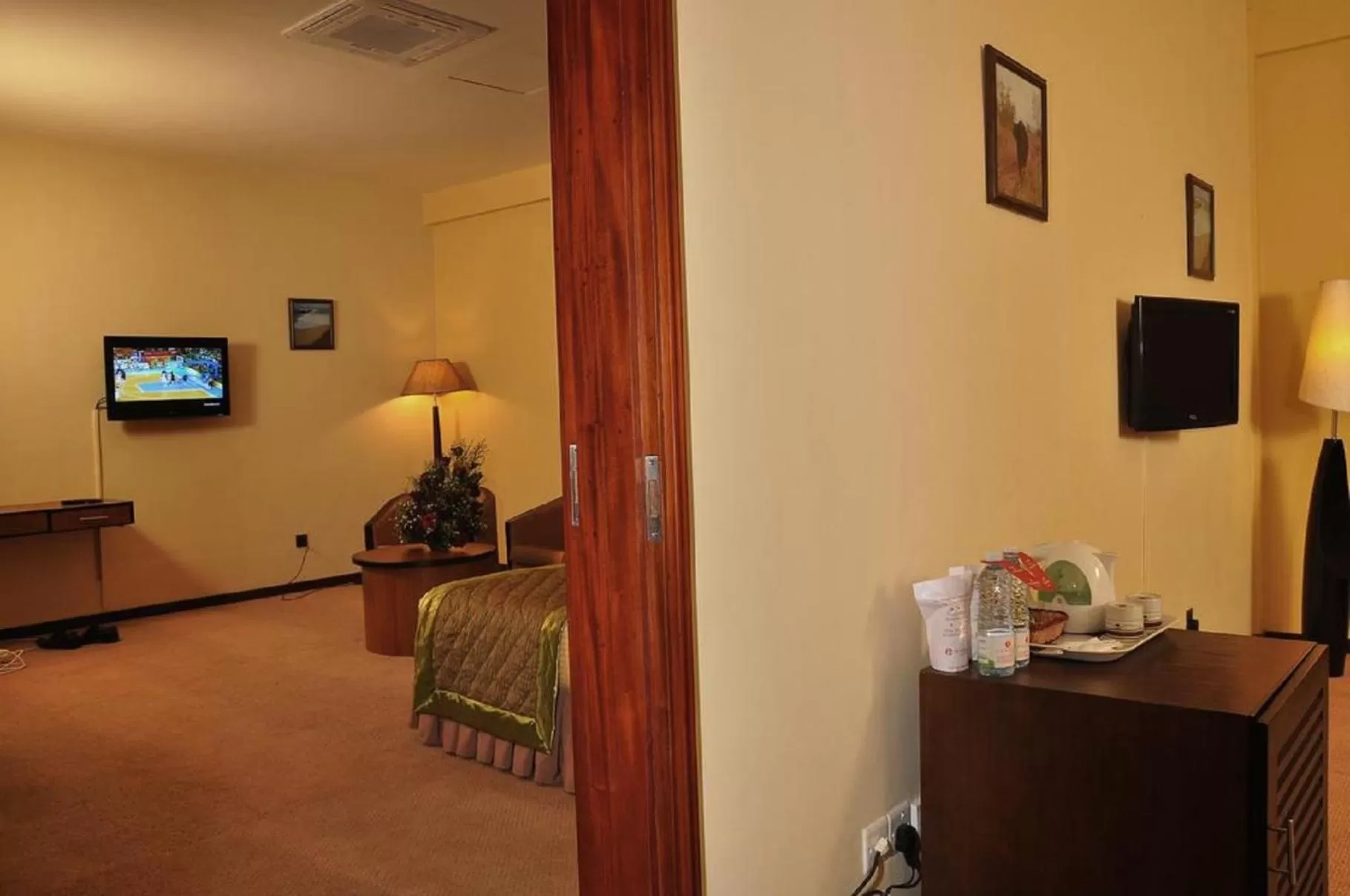 Communal lounge/ TV room in Ramada Katunayake