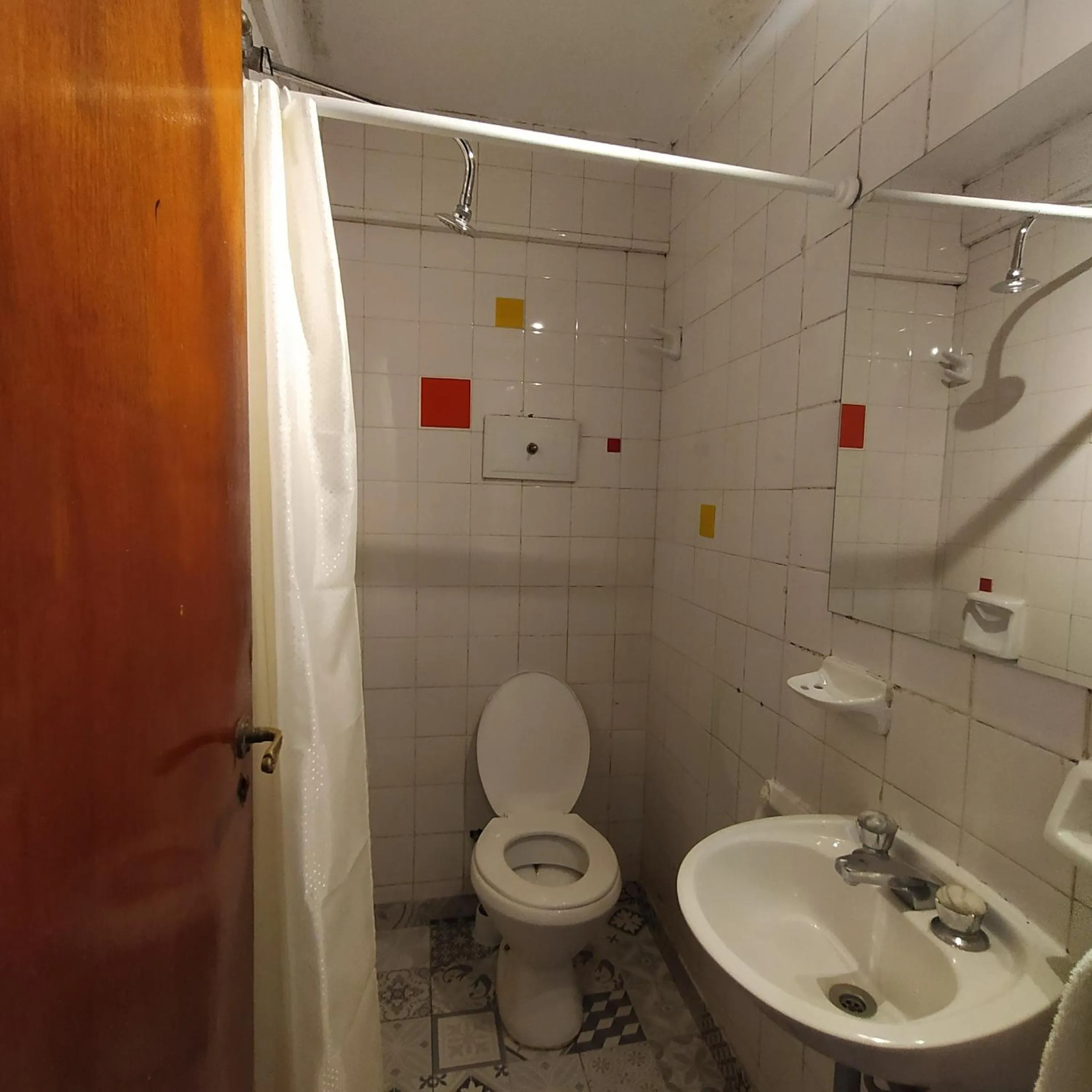 Shower in Play Hostel Arcos