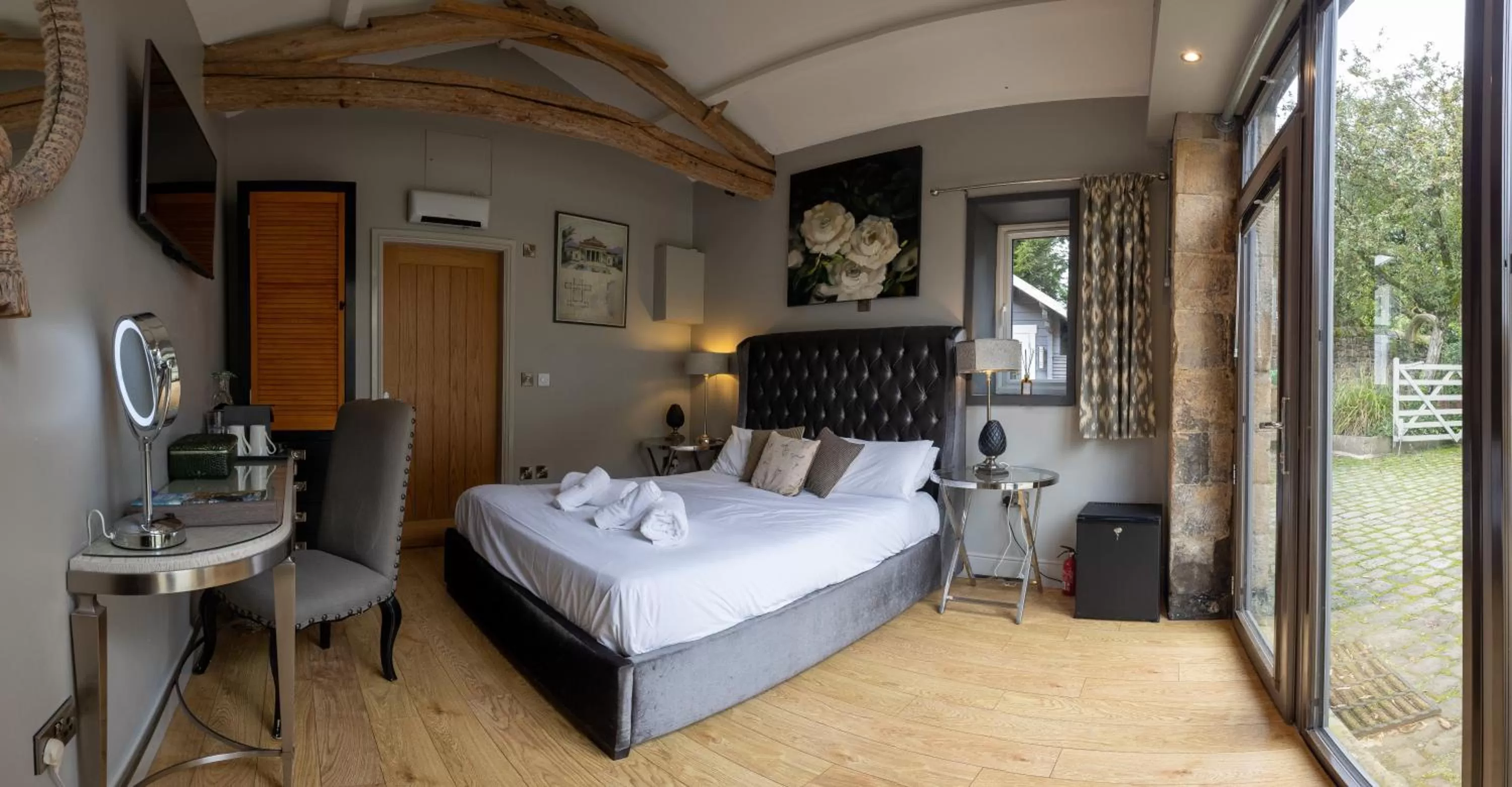 Photo of the whole room, Bed in The Lower Buck Inn