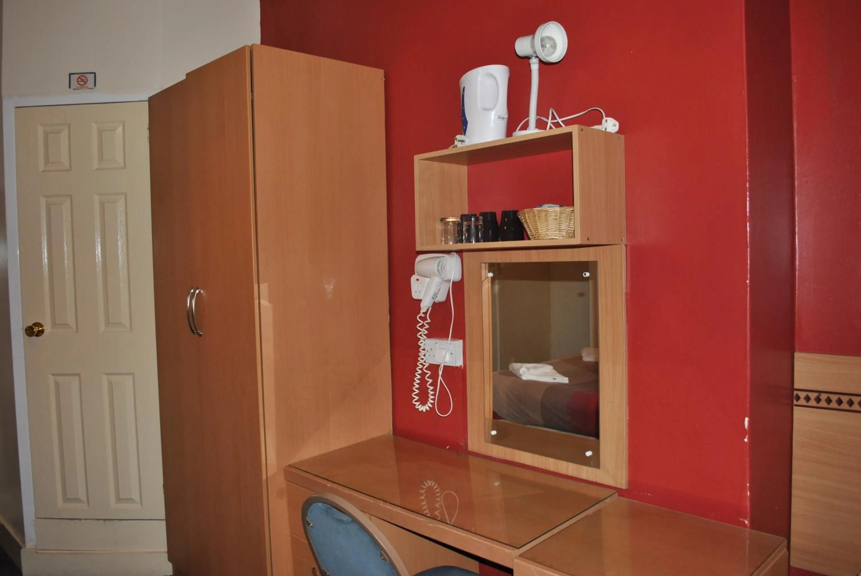 Coffee/tea facilities in Guilford House Hotel