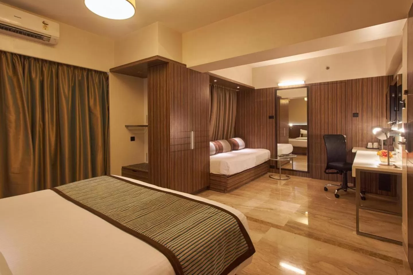 Photo of the whole room, Bed in Residency Sarovar Portico